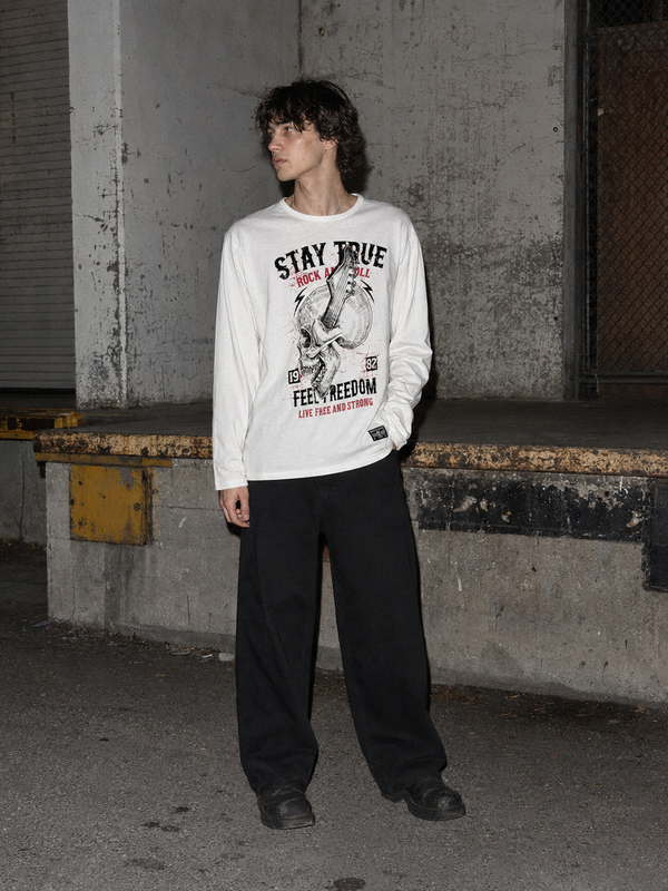 Vintage Grunge Rock "Stay True" Skull Longsleeve – Off-White / Graphic Print