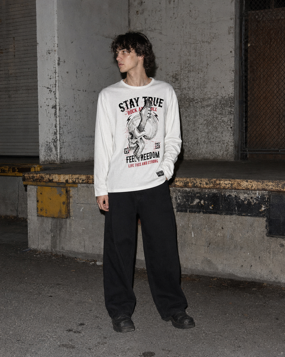 Vintage Grunge Rock "Stay True" Skull Longsleeve – Off-White / Graphic Print