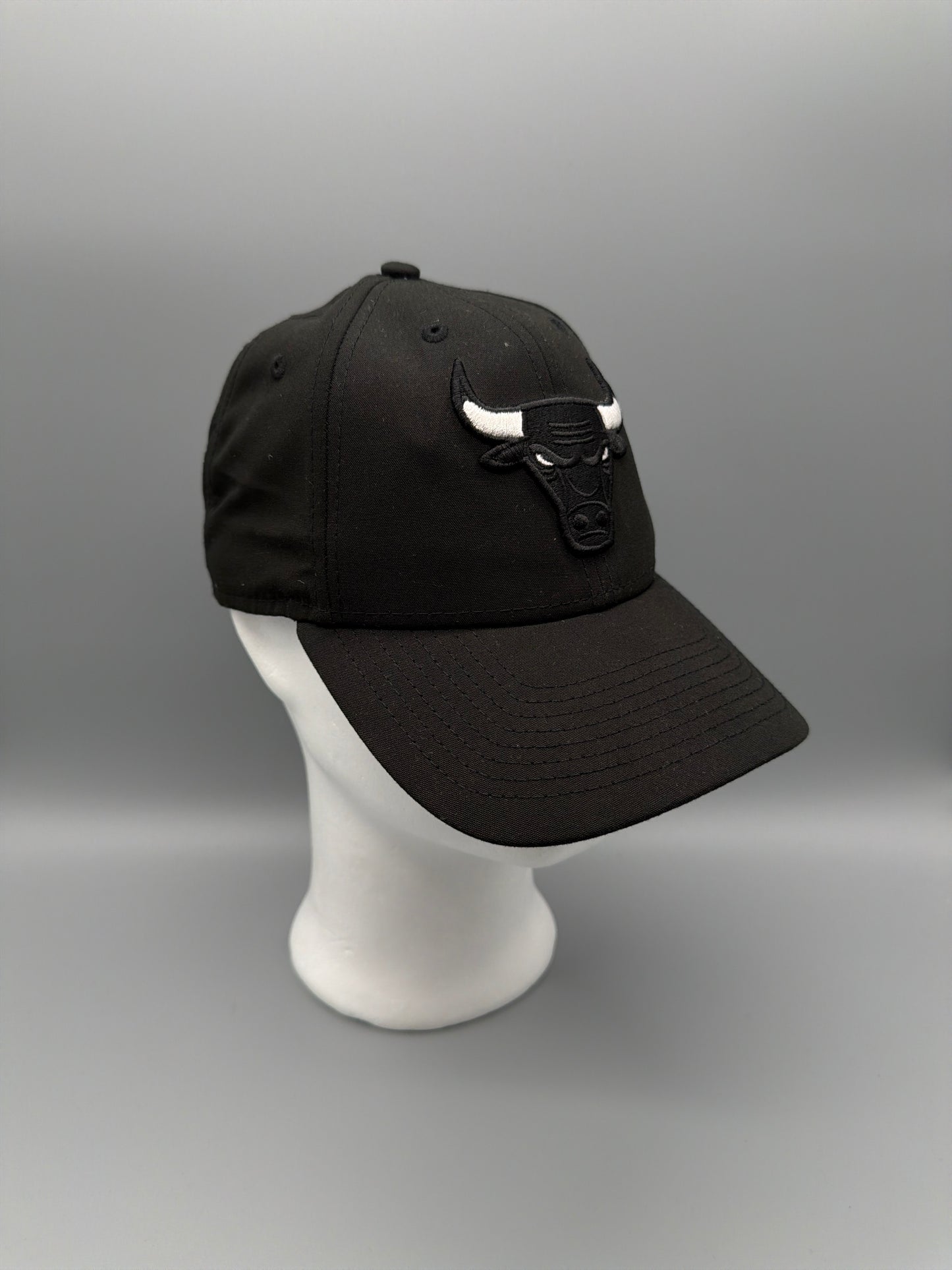 New Era Chicago Bulls 9FORTY Embossed Cap - All Black