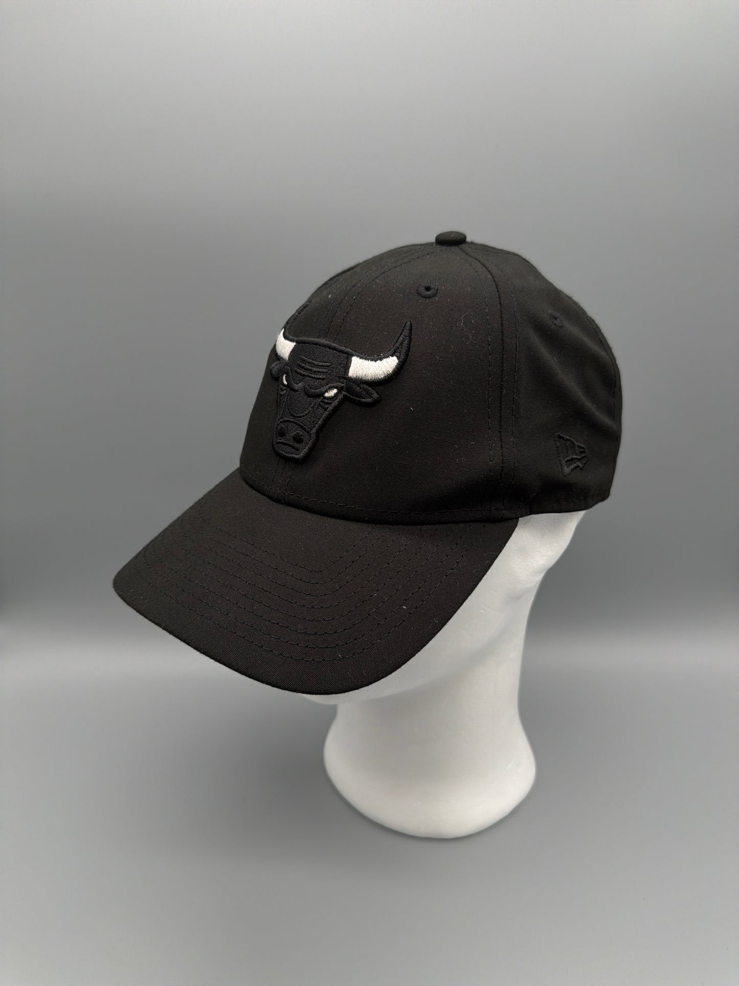 New Era Chicago Bulls 9FORTY Embossed Cap - All Black