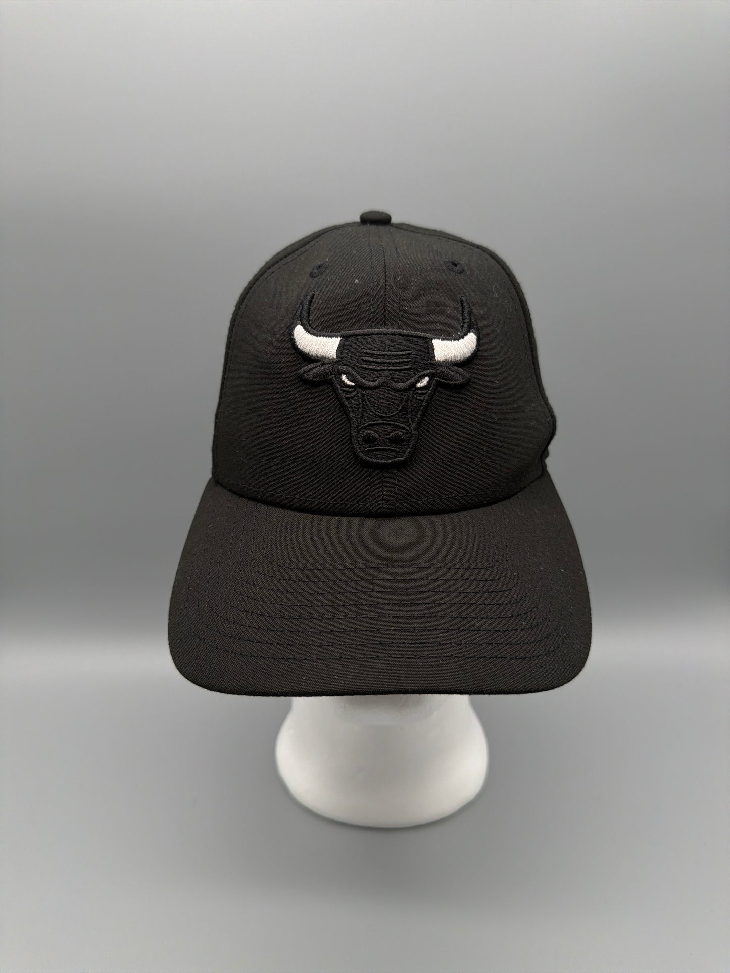 New Era Chicago Bulls 9FORTY Embossed Cap - All Black