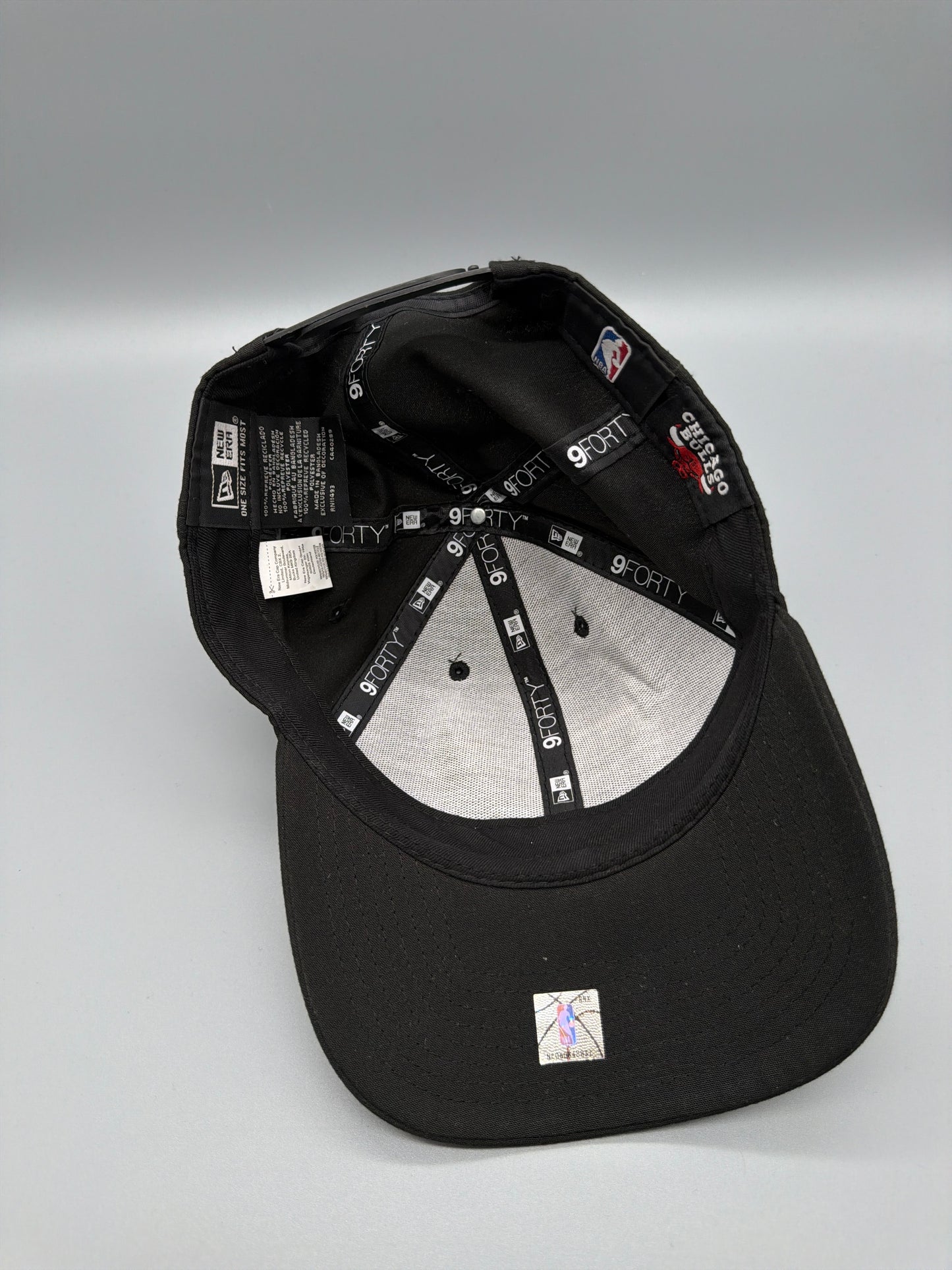 New Era Chicago Bulls 9FORTY Embossed Cap - All Black