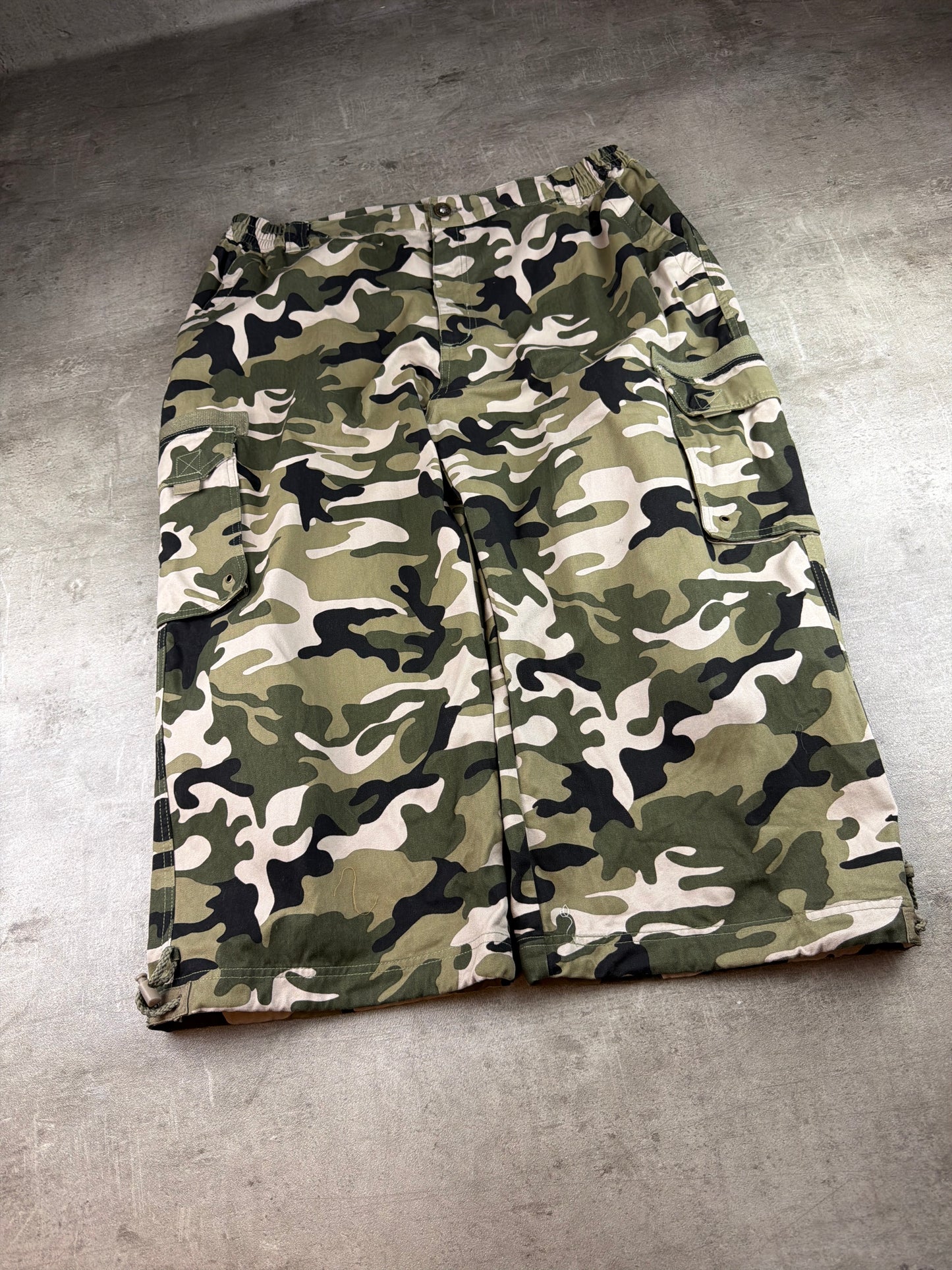 Vintage Y2K Camouflage Cargo Shorts - Camo / Khaki / Green