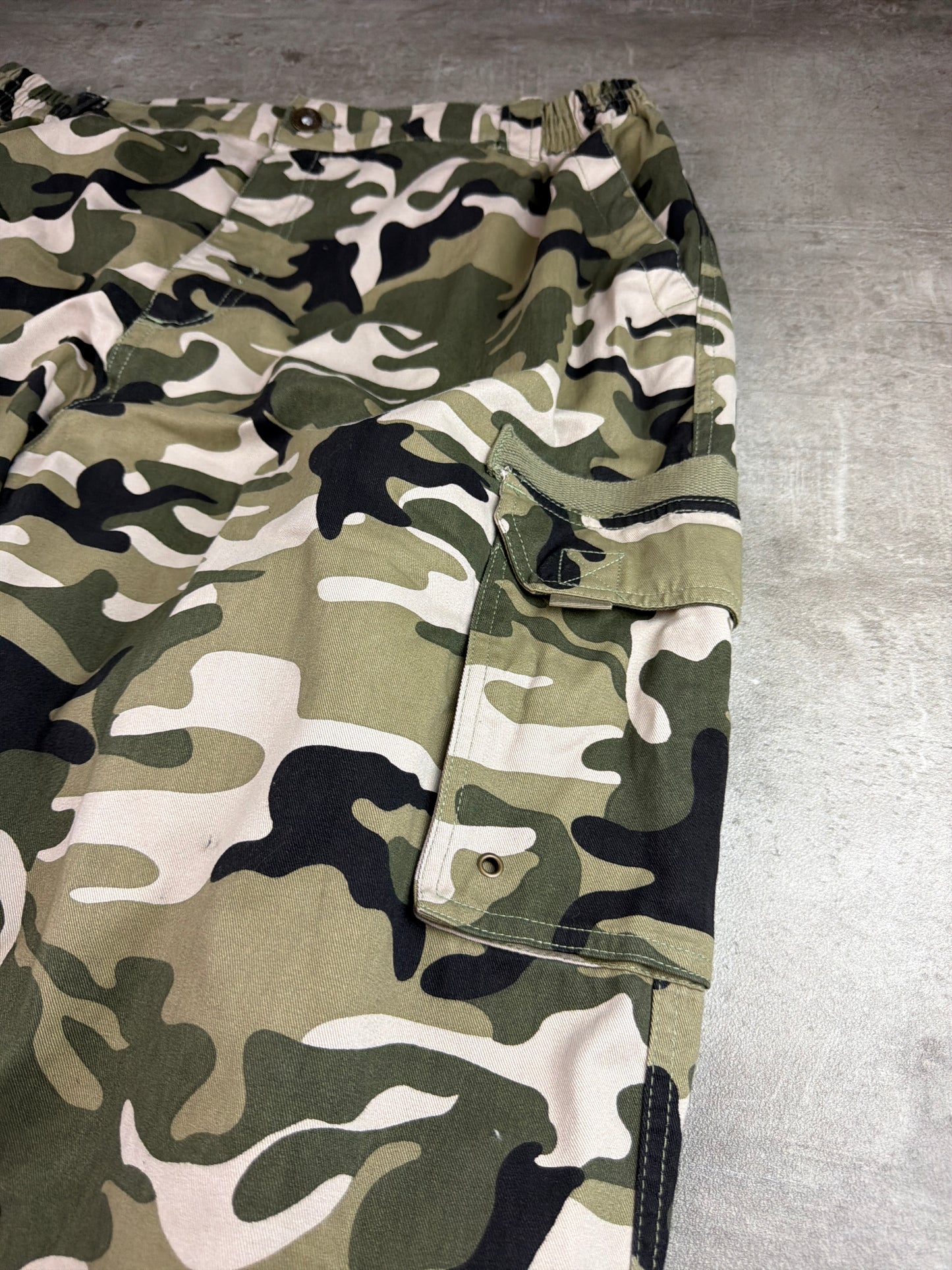 Vintage Y2K Camouflage Cargo Shorts - Camo / Khaki / Green