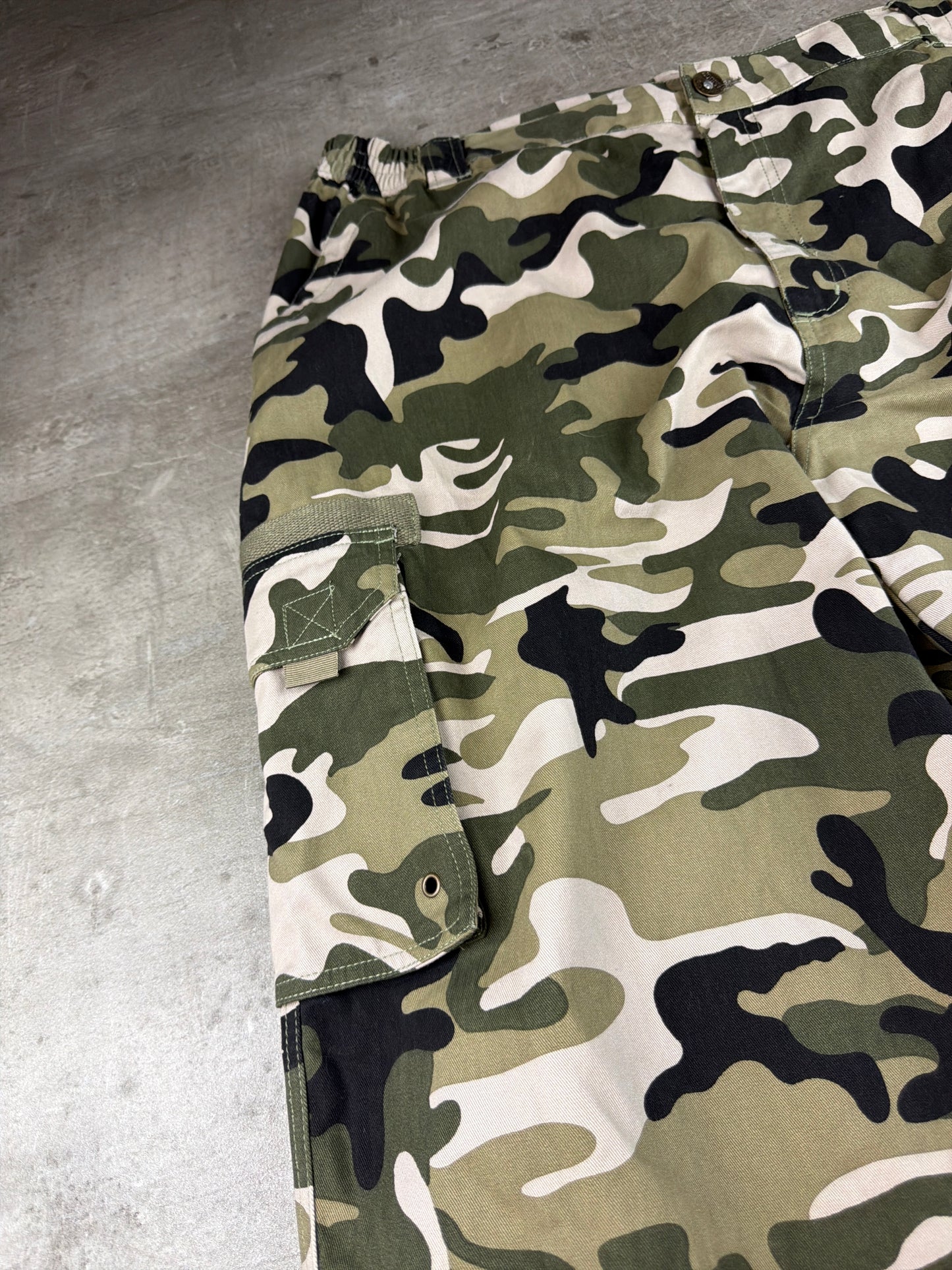 Vintage Y2K Camouflage Cargo Shorts - Camo / Khaki / Green