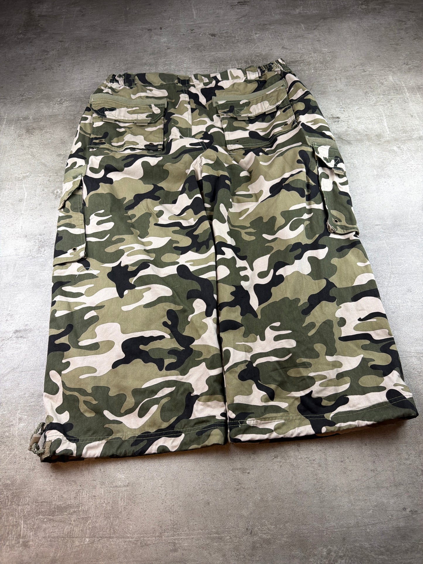 Vintage Y2K Camouflage Cargo Shorts - Camo / Khaki / Green