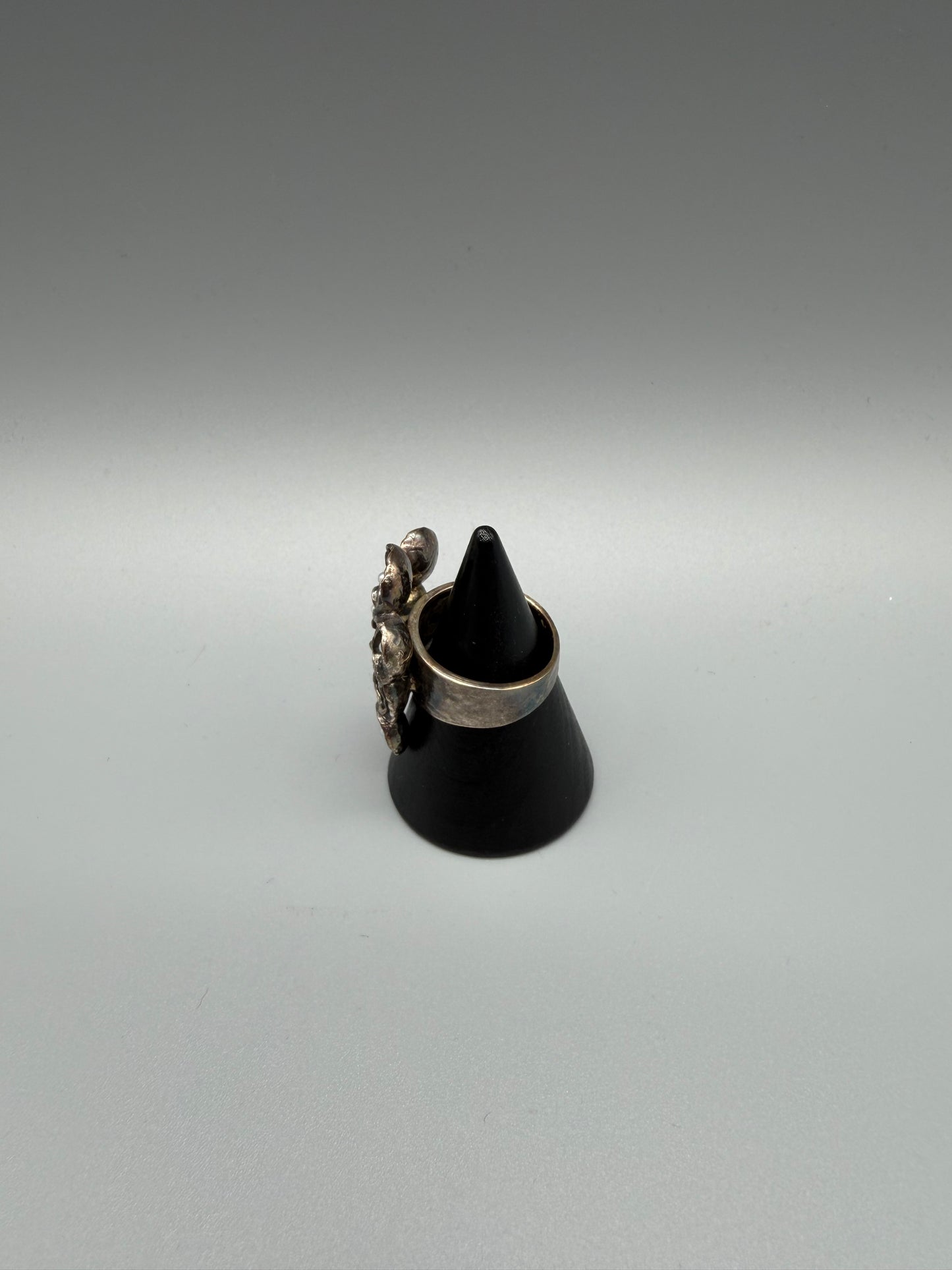 Pierre Lang Statement Floral Pearl Cluster Ring – Antique Silver / Indie Sleaze Grunge