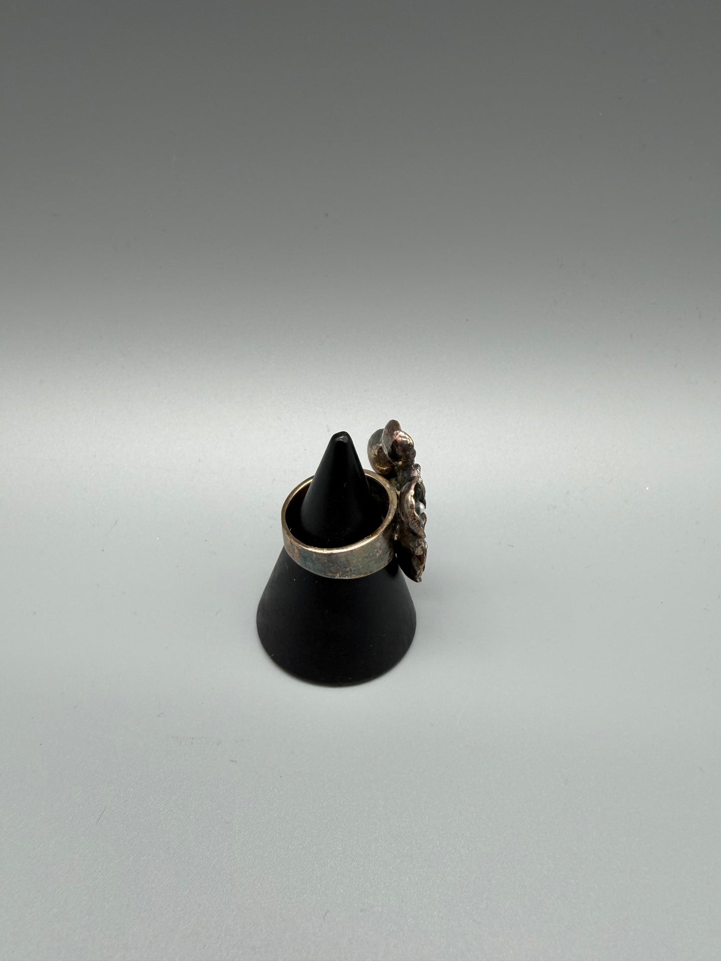 Pierre Lang Statement Floral Pearl Cluster Ring – Antique Silver / Indie Sleaze Grunge