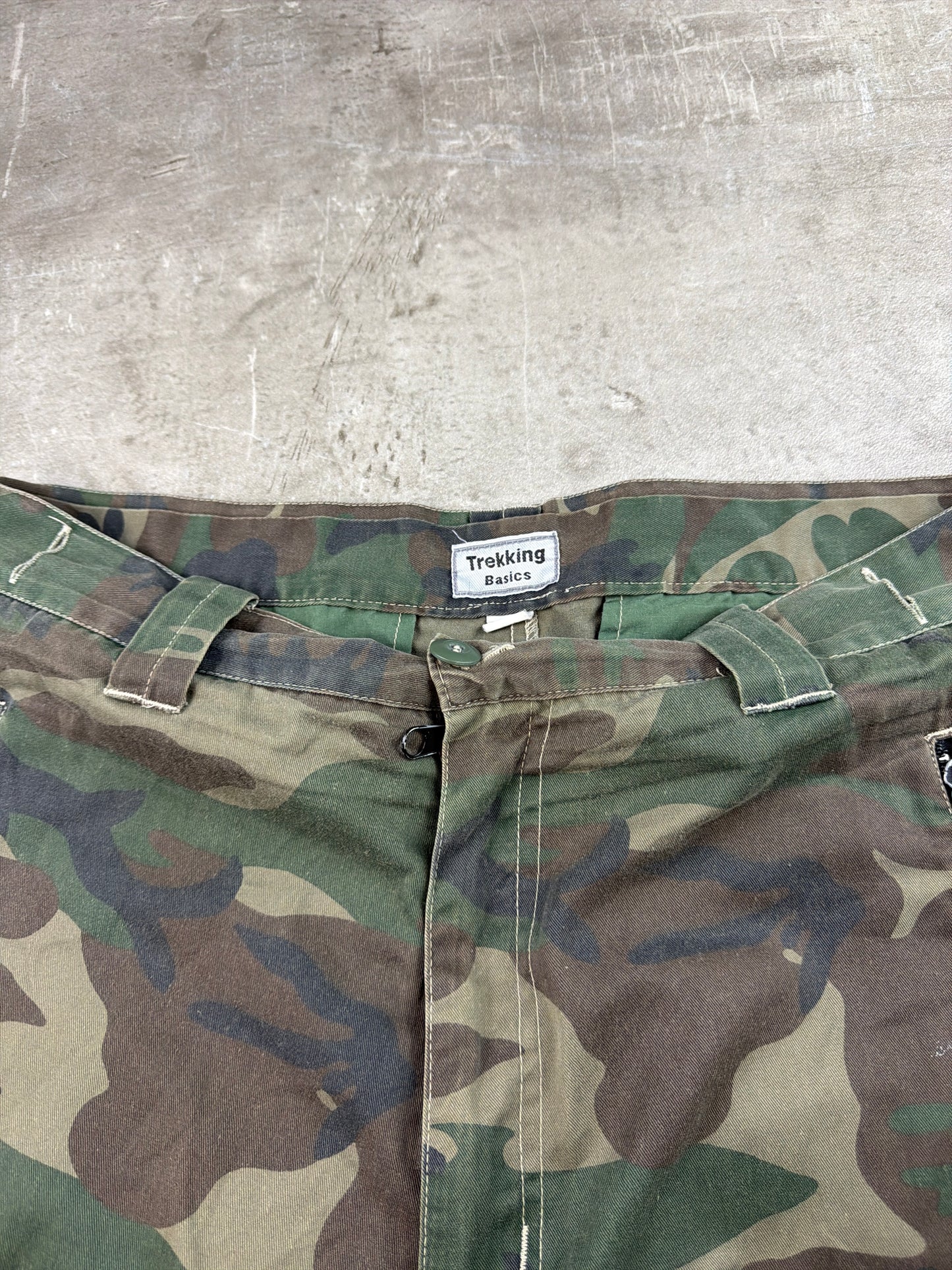 Trekking Basics Tactical Utility Multi-Pocket Cargo Shorts – Woodland Camo