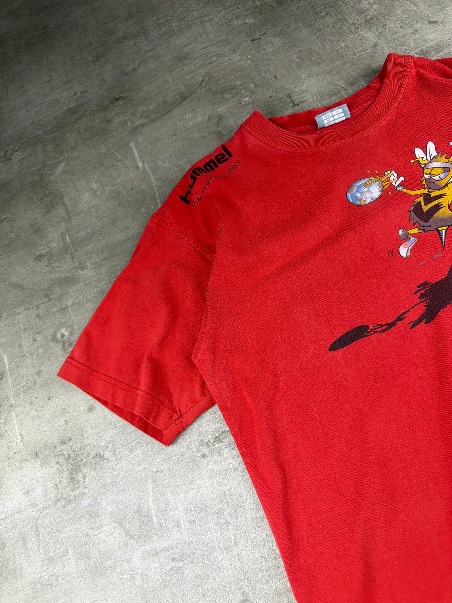 Hummel 2000s "Bee Mascot" Graphic T-Shirt – Washed Red / Y2K Streetwear