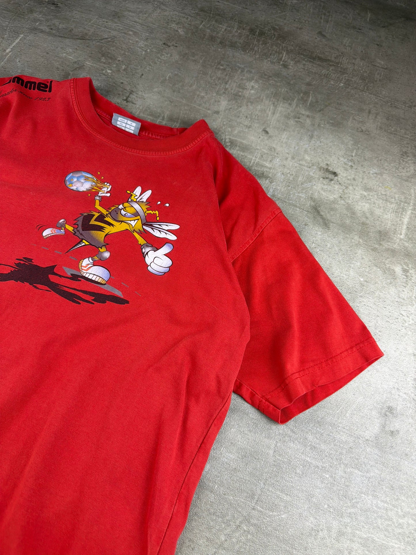 Hummel 2000s "Bee Mascot" Graphic T-Shirt – Washed Red / Y2K Streetwear