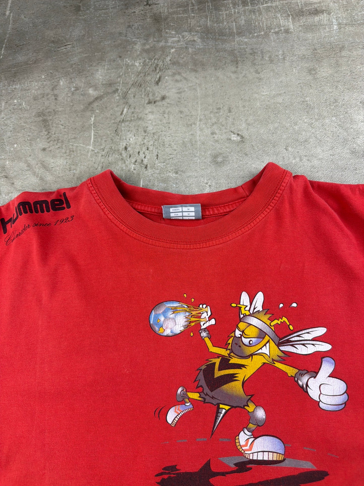 Hummel 2000s "Bee Mascot" Graphic T-Shirt – Washed Red / Y2K Streetwear