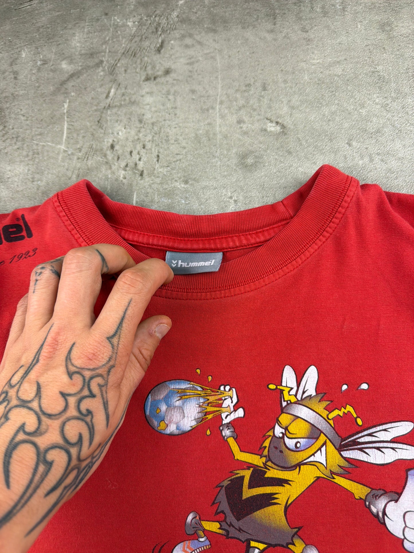 Hummel 2000s "Bee Mascot" Graphic T-Shirt – Washed Red / Y2K Streetwear