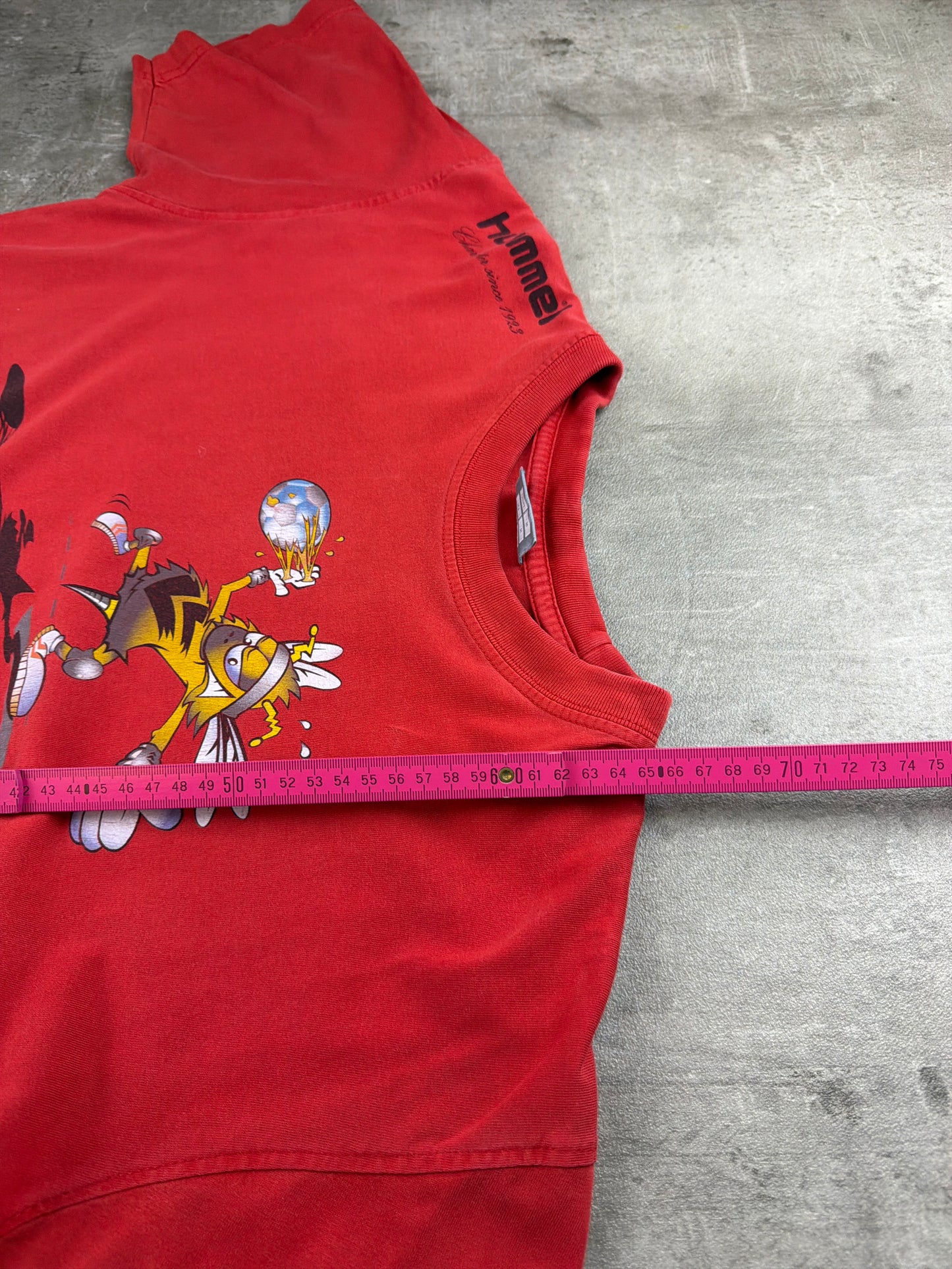 Hummel 2000s "Bee Mascot" Graphic T-Shirt – Washed Red / Y2K Streetwear