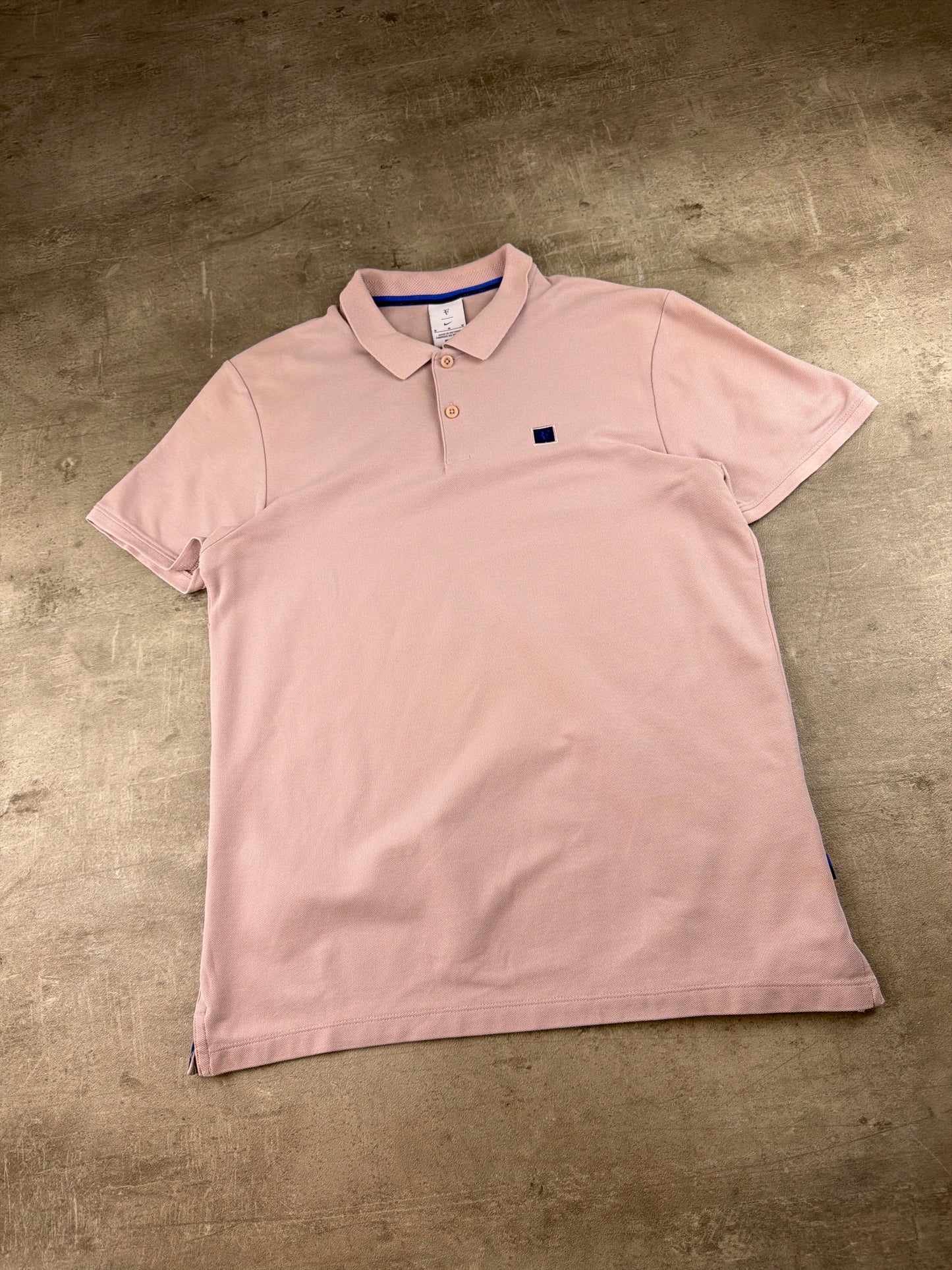 Nike Court RF Roger Federer "Particle Rose" Tennis Polo Shirt - Dusty Pink / Blokecore Tennis Archive