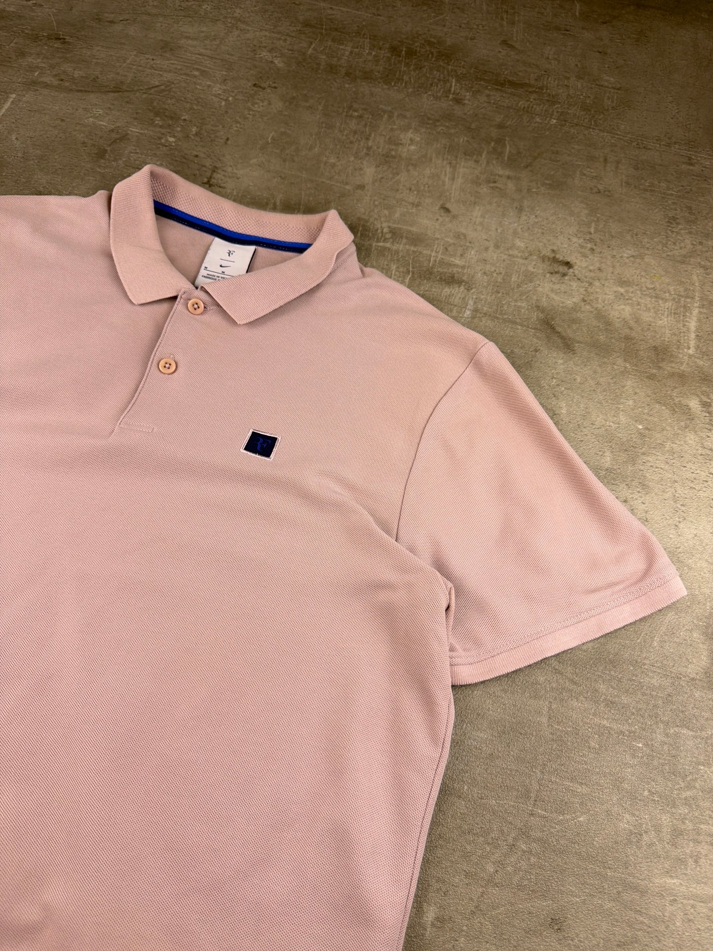 Nike Court RF Roger Federer "Particle Rose" Tennis Polo Shirt - Dusty Pink / Blokecore Tennis Archive
