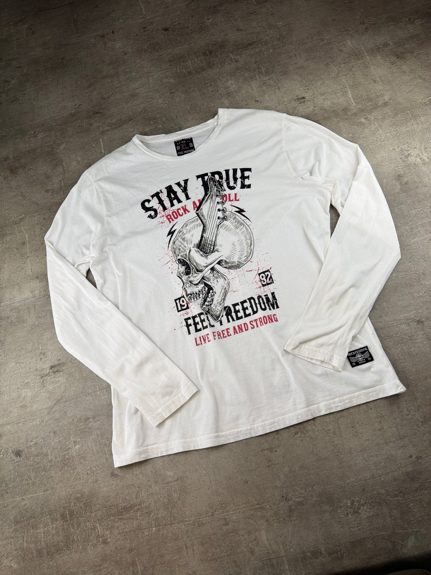 Vintage Grunge Rock "Stay True" Skull Longsleeve – Off-White / Graphic Print