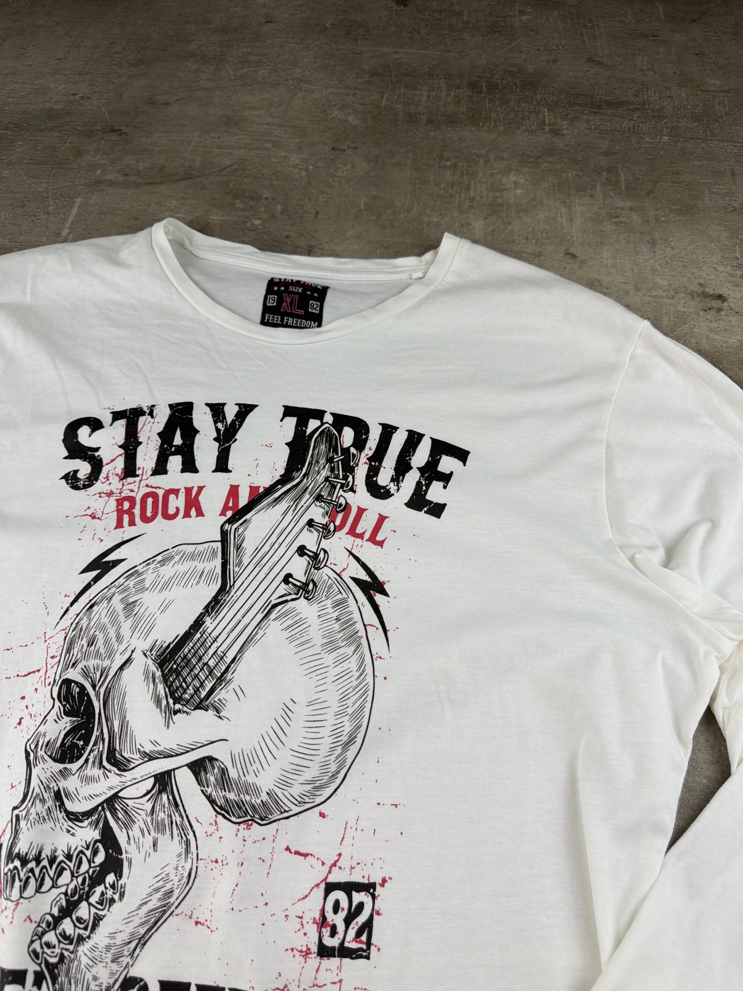 Vintage Grunge Rock "Stay True" Skull Longsleeve – Off-White / Graphic Print