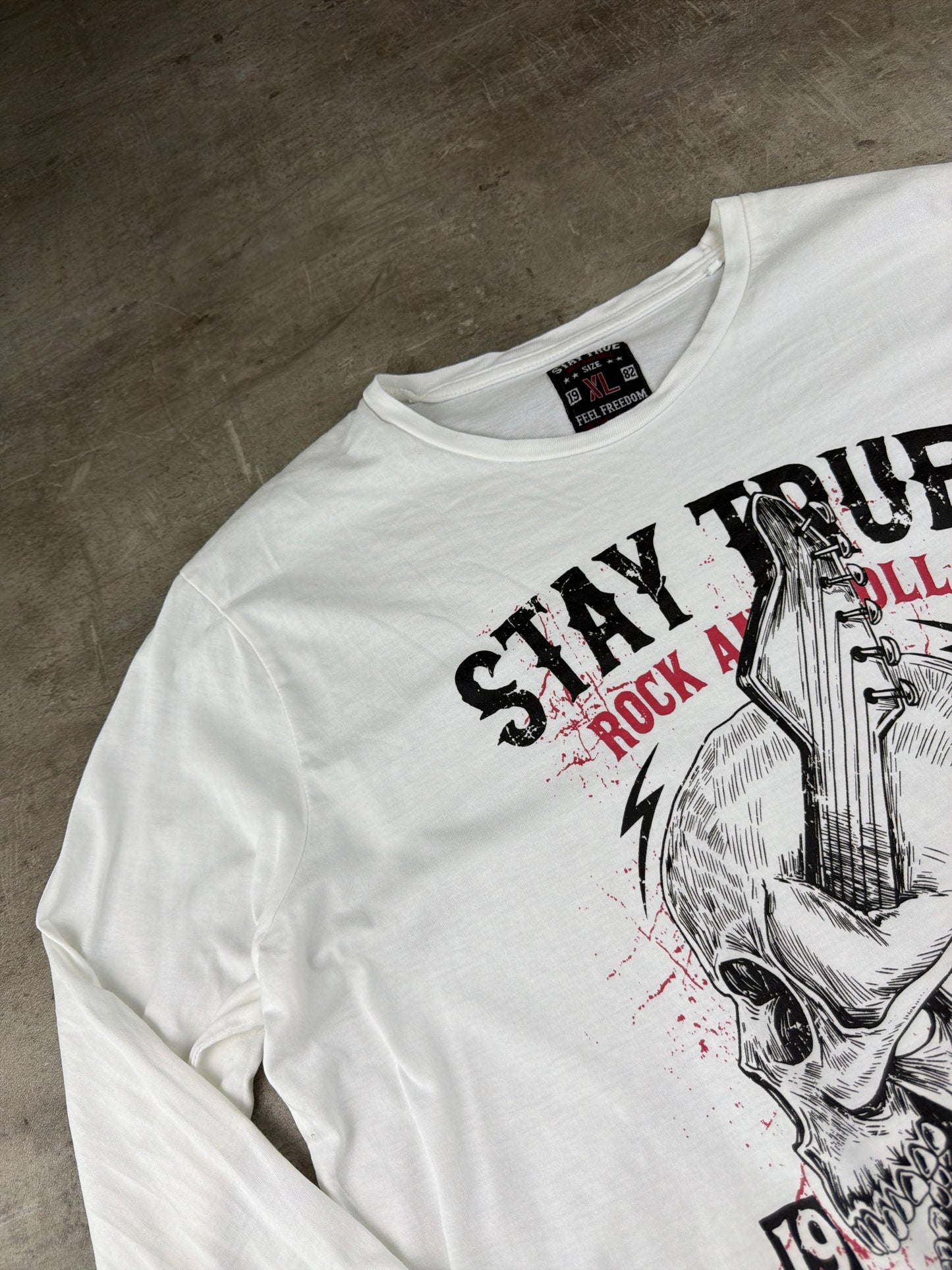 Vintage Grunge Rock "Stay True" Skull Longsleeve – Off-White / Graphic Print