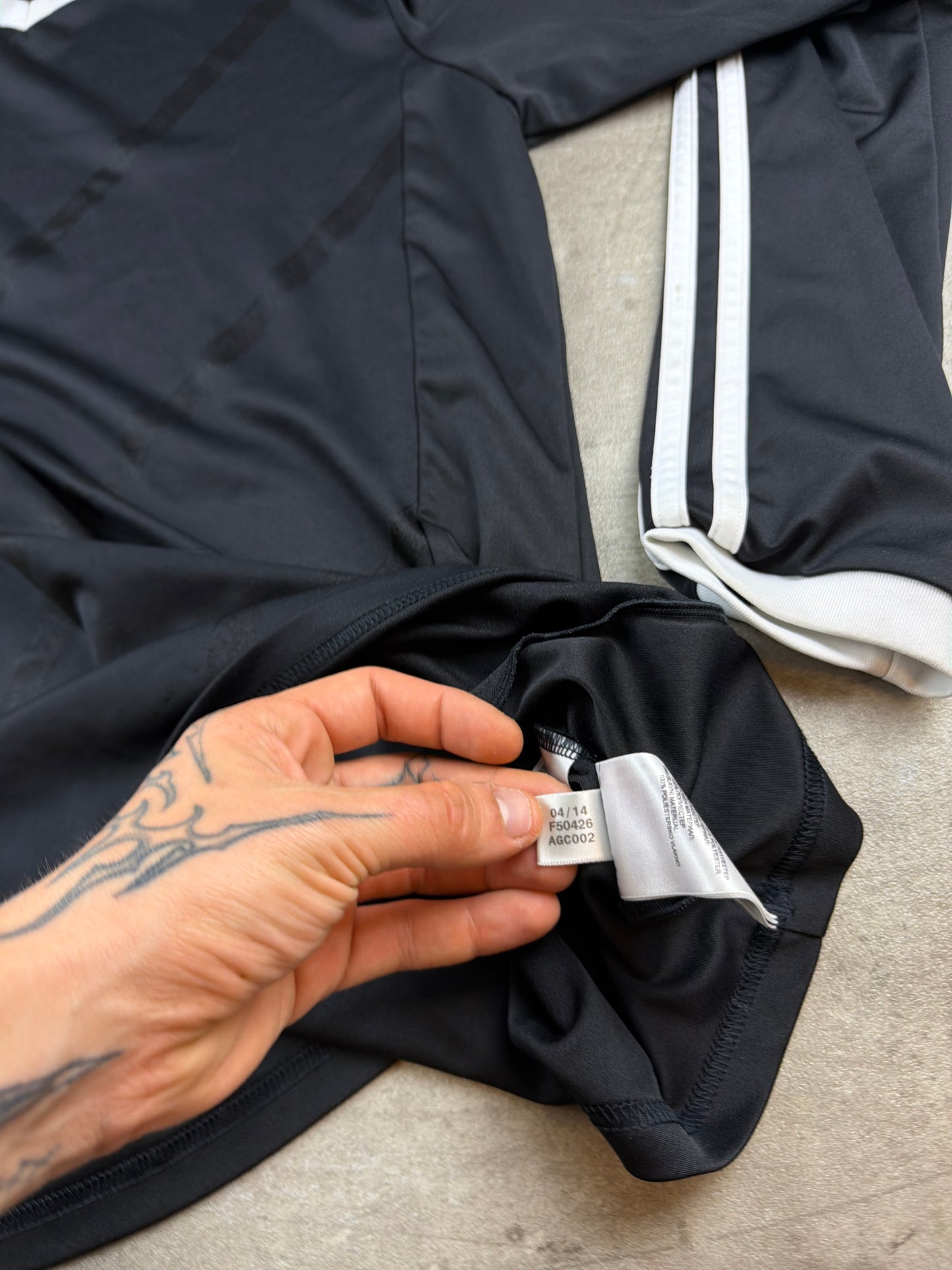 Adidas 3-Stripes V-Neck Longsleeve Trikot - Black & White Blokecore
