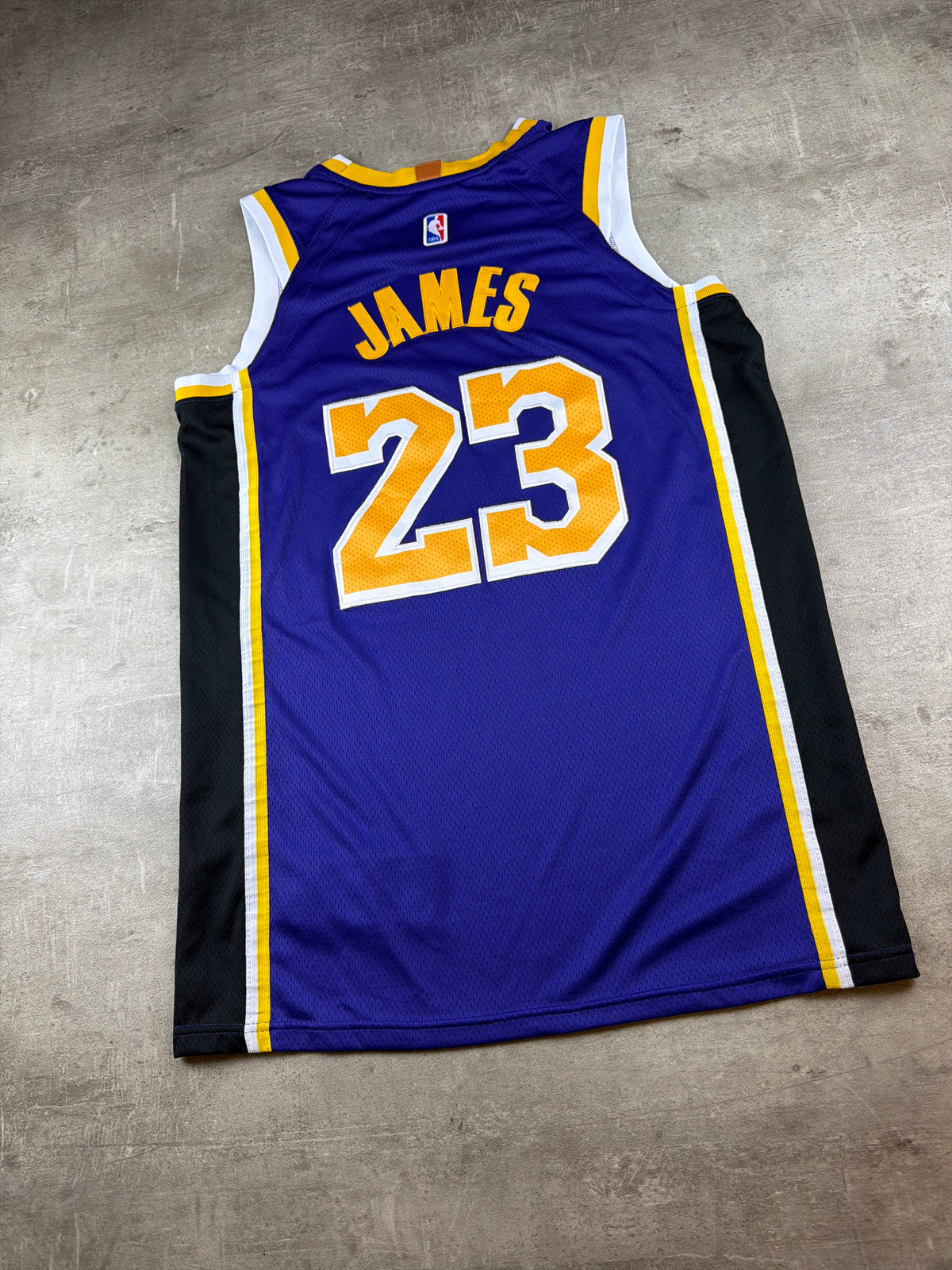 Nike LeBron James Los Angeles Lakers "23" Swingman Trikot - Purple, Yellow, Black Multicolor