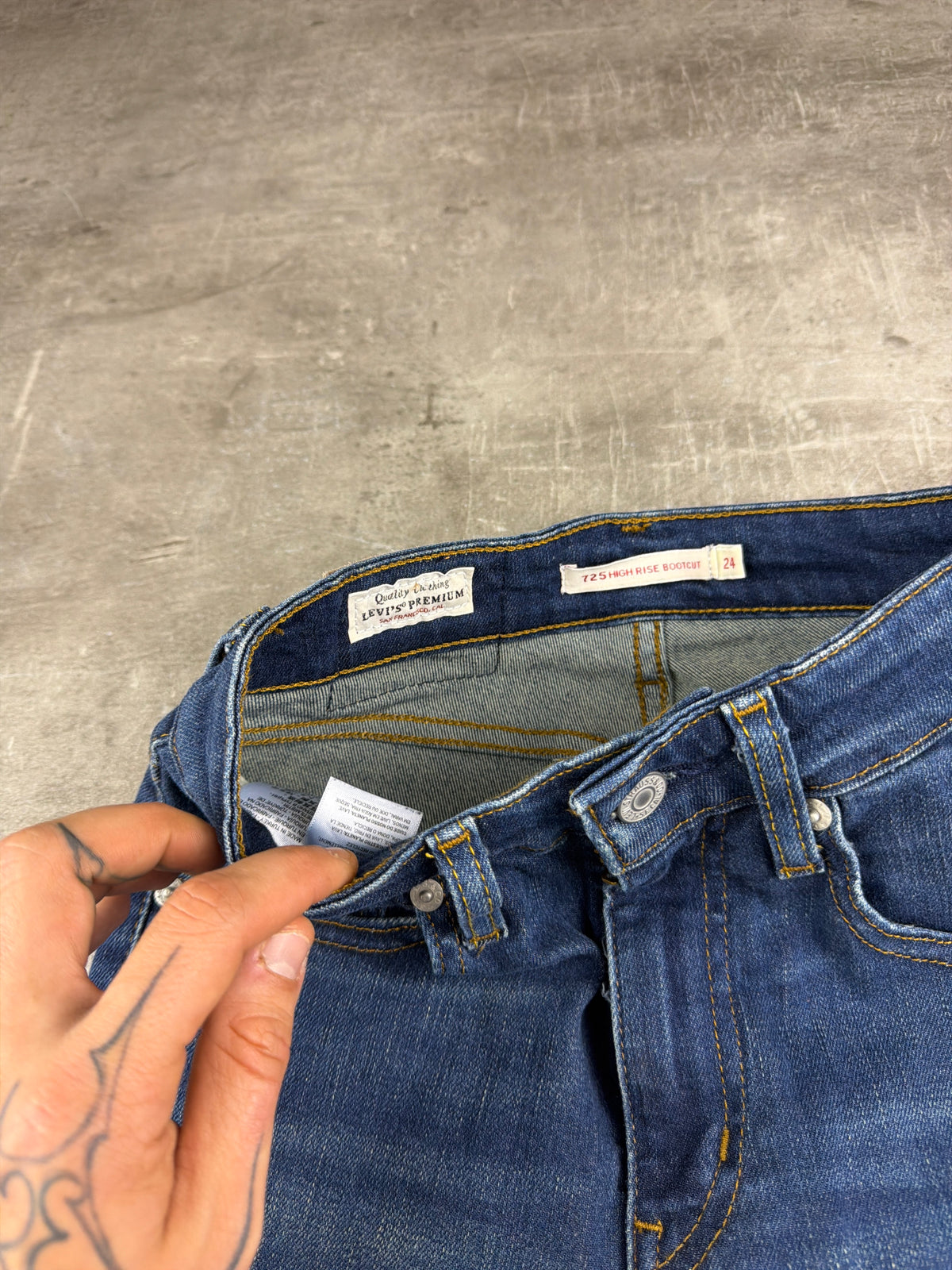 Levi's 725 High Rise Bootcut Flared Denim - Medium Blue Washed - Past Pieces
