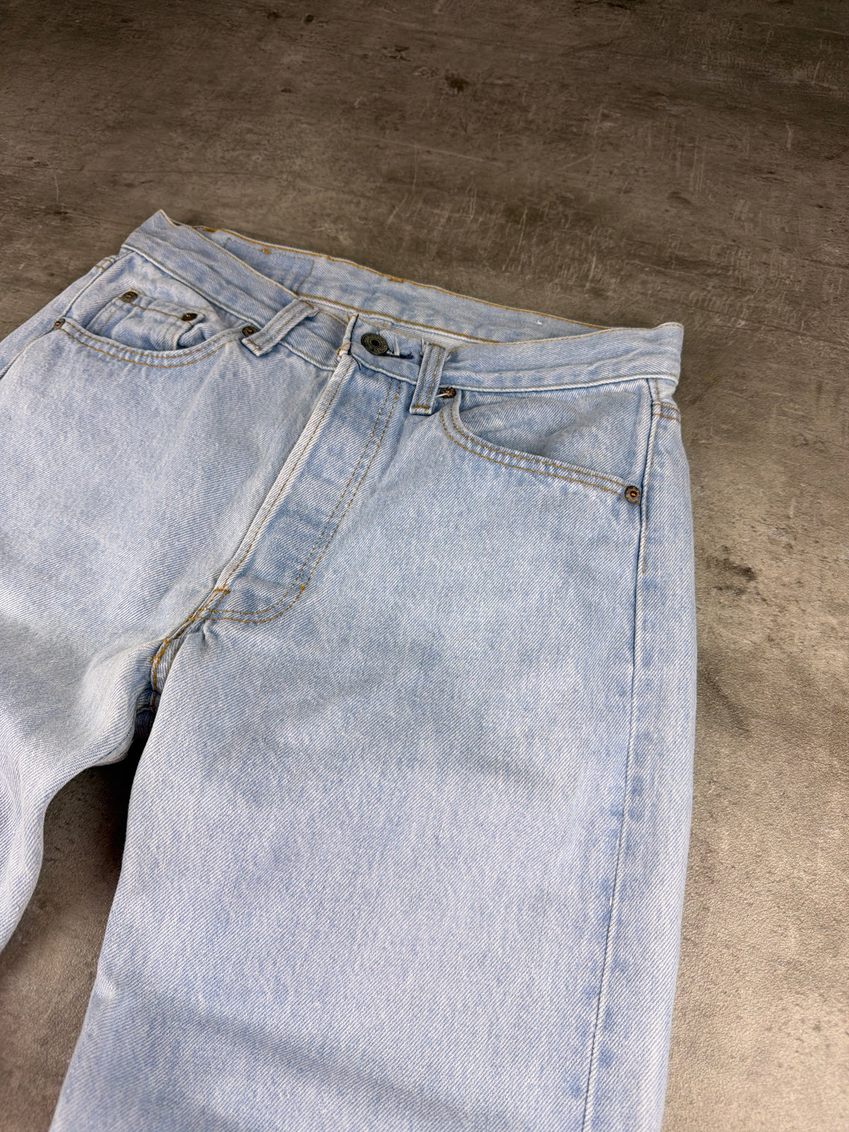 Levi's 501 Vintage 90s Straight Leg Denim - Light Blue Washed – Ansicht 4