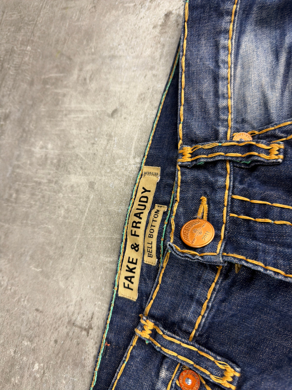 Fake & Fraudy Y2K Bell Bottom Distressed Denim - Washed Blue / Orange Stitch – Ansicht 6