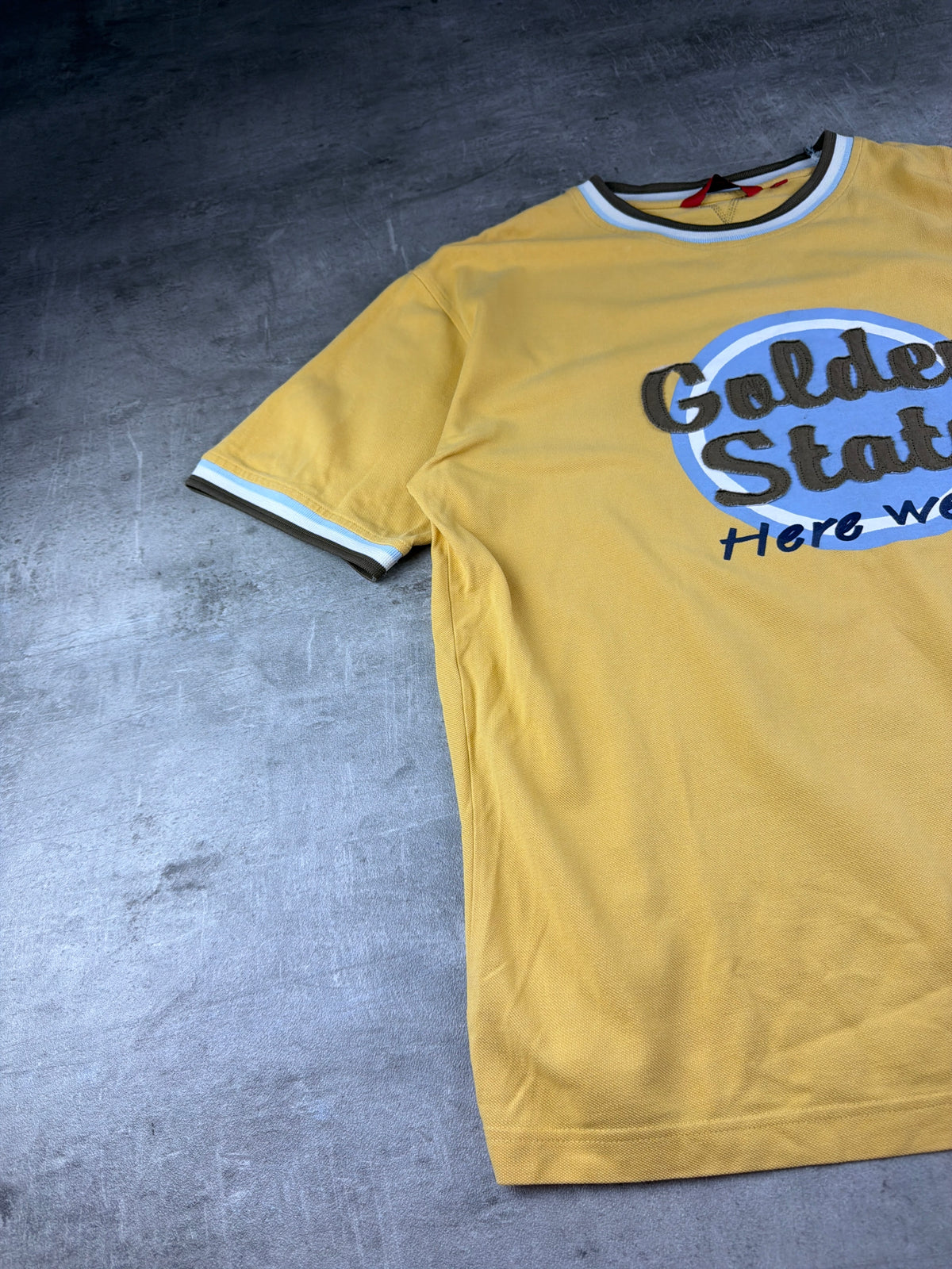 Signum Y2K "Golden State" Ringer Graphic Tee - Yellow / Light Blue – Ansicht 3
