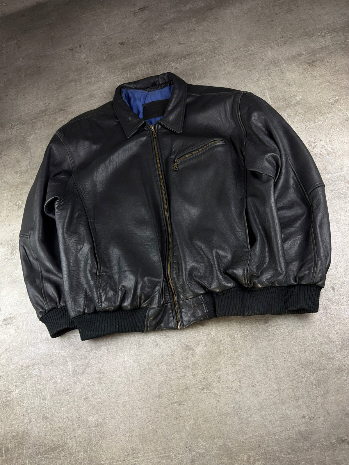 Vintage 90s Oversized Leather Bomber Jacket - Black / Royal Blue Lining – Ansicht 2