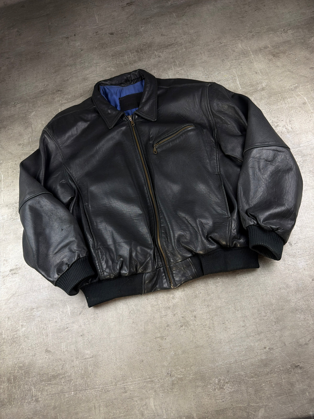 Vintage 90s Oversized Leather Bomber Jacket - Black / Royal Blue Lining – Ansicht 3