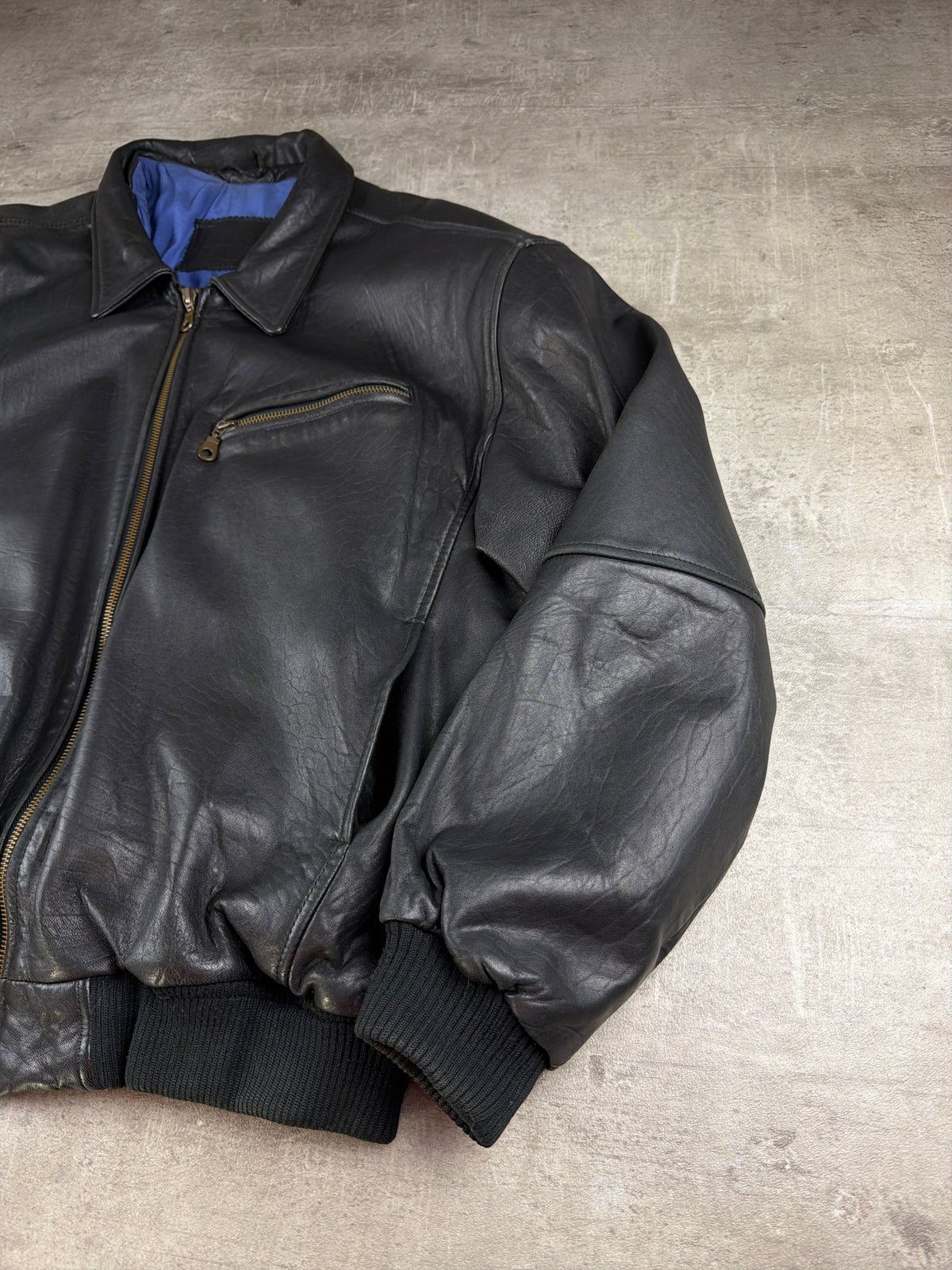 Vintage 90s Oversized Leather Bomber Jacket - Black / Royal Blue Lining – Ansicht 5