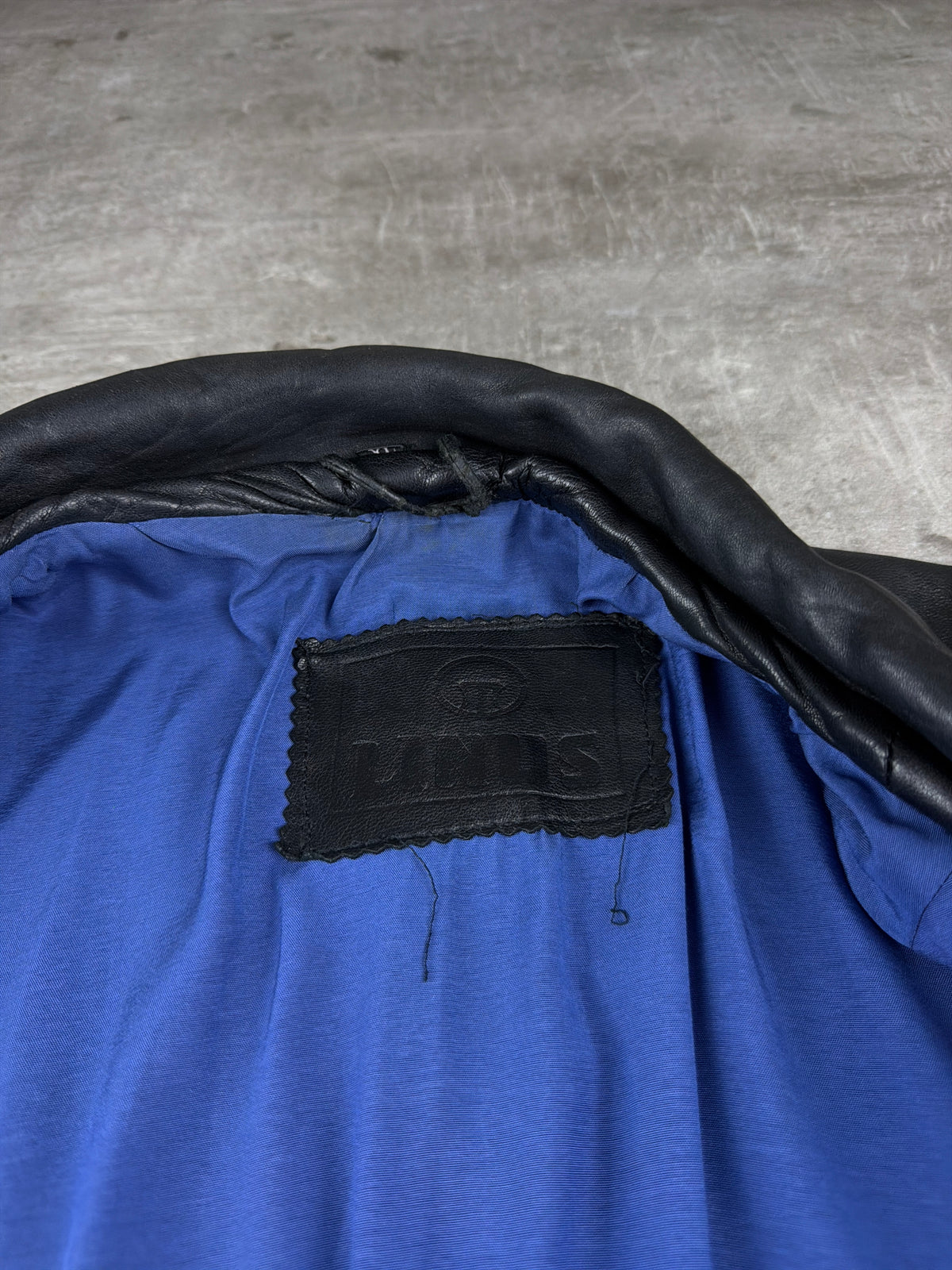 Vintage 90s Oversized Leather Bomber Jacket - Black / Royal Blue Lining – Ansicht 7