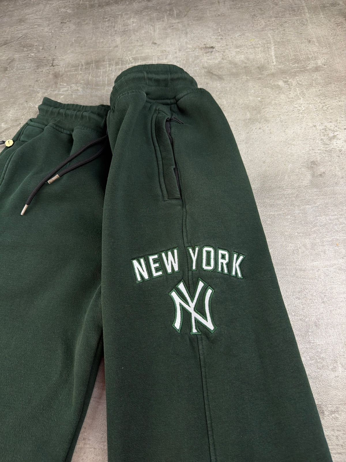Nike x New York Yankees Embroidered Baggy Sweatpants - Forest Green – Ansicht 6