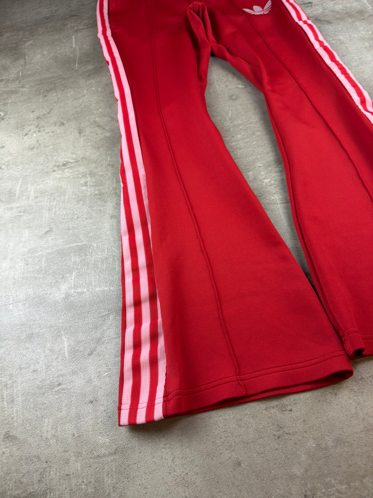 Adidas Originals Trefoil Flared Trackpants - Red / Pink Y2K Vibe – Ansicht 3