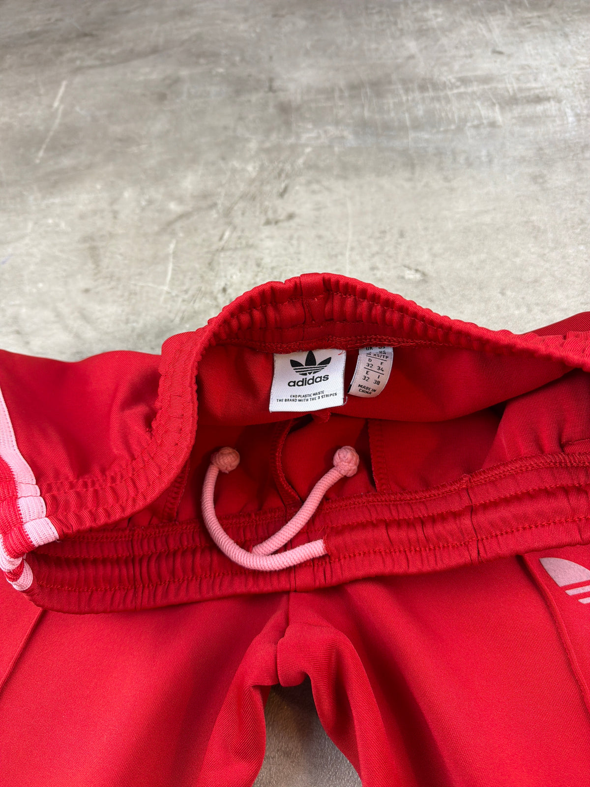 Adidas Originals Trefoil Flared Trackpants - Red / Pink Y2K Vibe – Ansicht 8