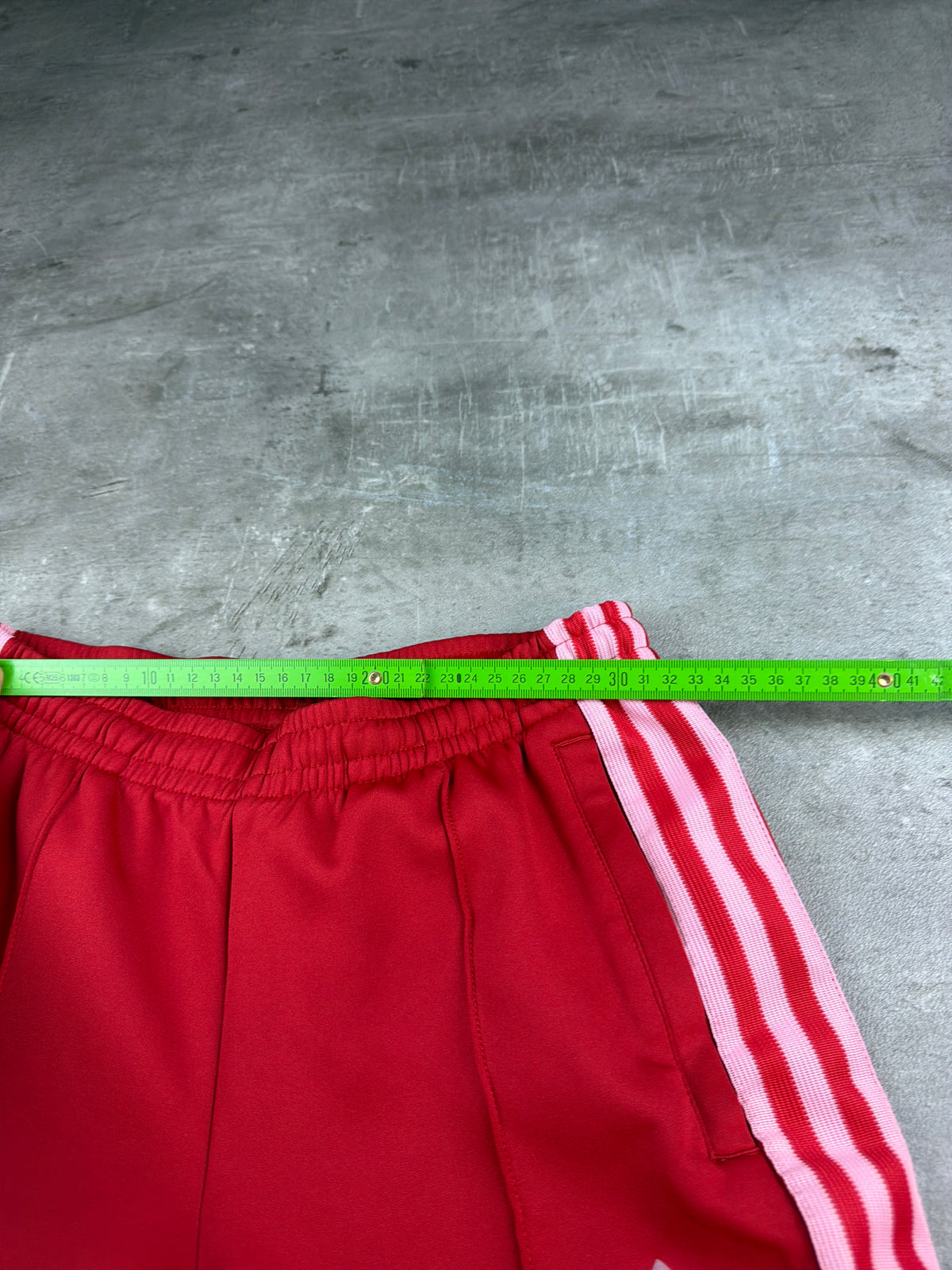 Adidas Originals Trefoil Flared Trackpants - Red / Pink Y2K Vibe – Ansicht 9