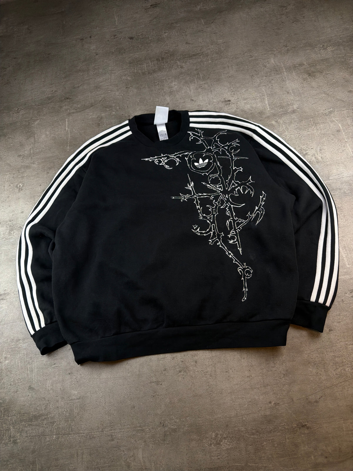 Adidas Trefoil Thorn Embroidered Oversized Crewneck Sweatshirt - Black / White Cyber Gothic – Ansicht 2