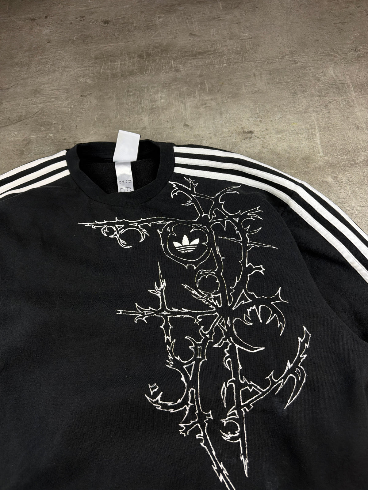 Adidas Trefoil Thorn Embroidered Oversized Crewneck Sweatshirt - Black / White Cyber Gothic – Ansicht 5