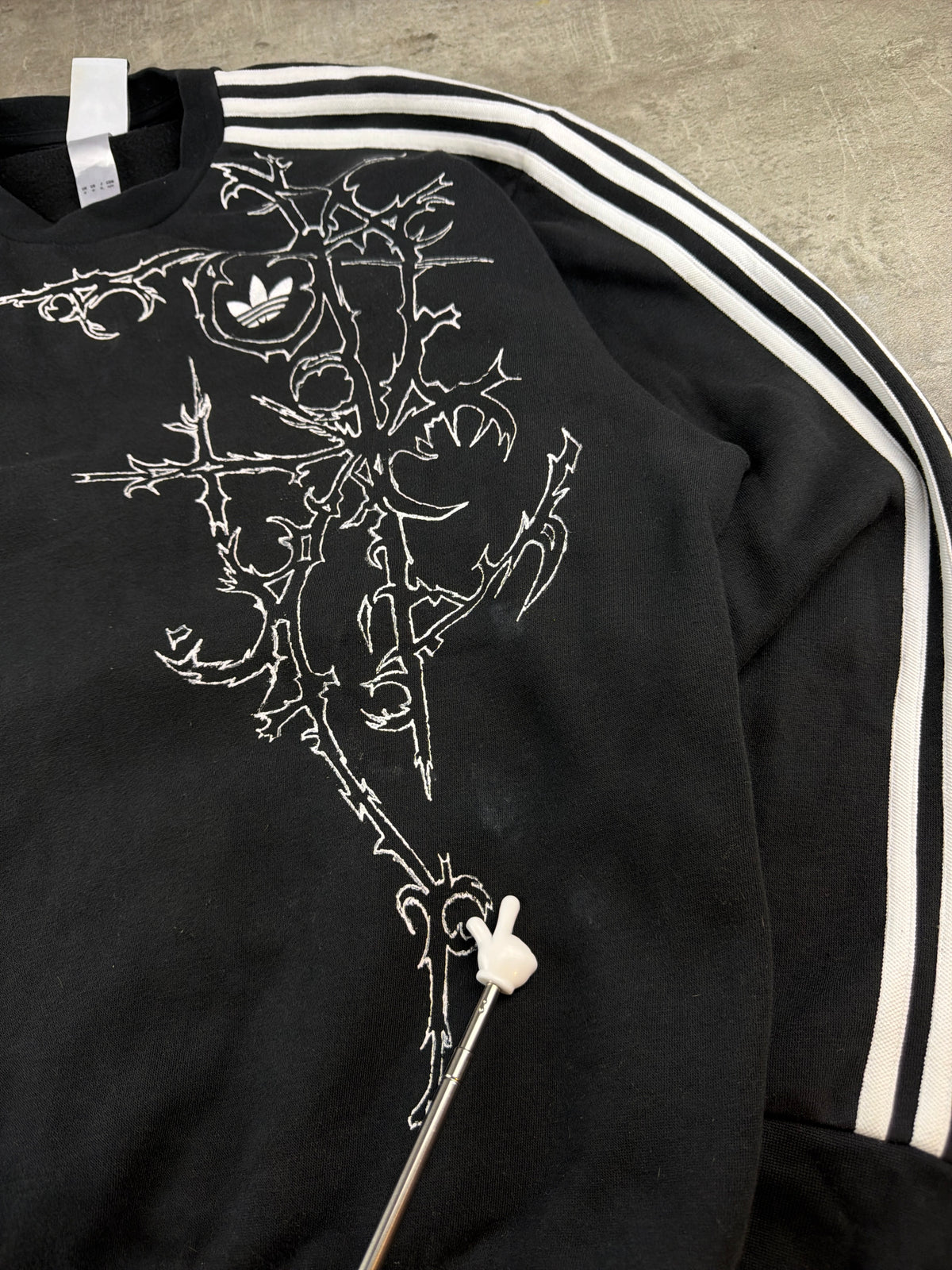Adidas Trefoil Thorn Embroidered Oversized Crewneck Sweatshirt - Black / White Cyber Gothic – Ansicht 7