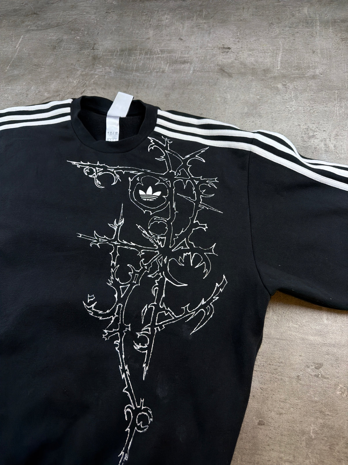 Adidas Trefoil Thorn Embroidered Oversized Crewneck Sweatshirt - Black / White Cyber Gothic – Ansicht 9