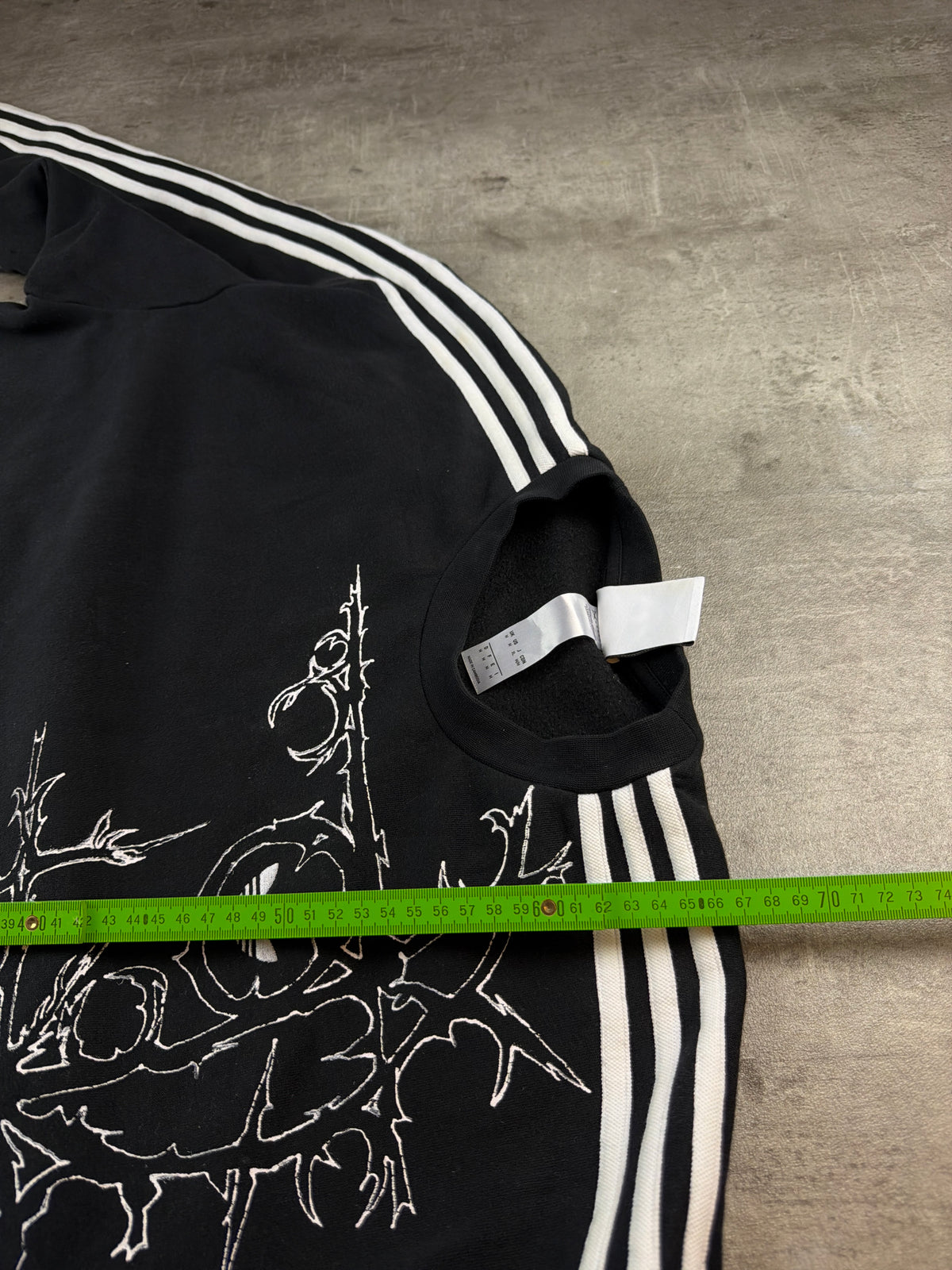Adidas Trefoil Thorn Embroidered Oversized Crewneck Sweatshirt - Black / White Cyber Gothic – Ansicht 12