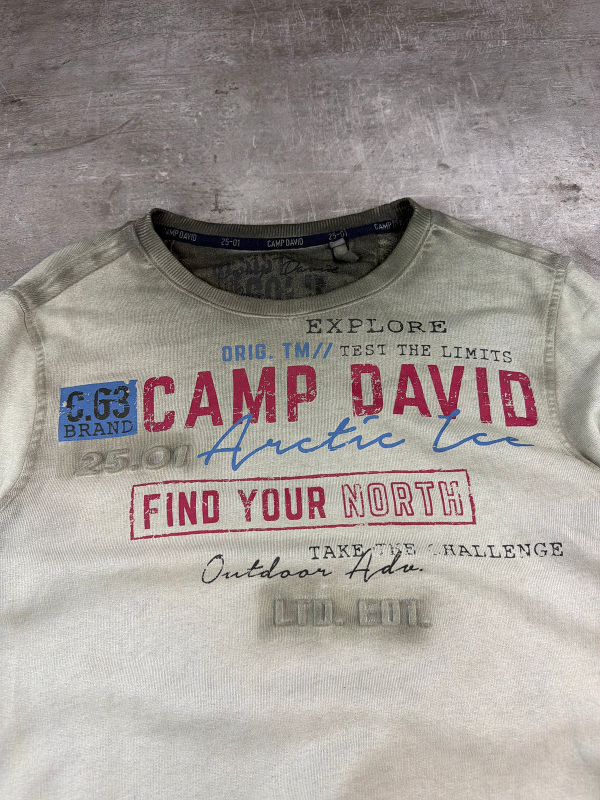 Camp David Arctic Ice "Find Your North" Embossed Crewneck Sweatshirt - Washed Khaki – Ansicht 5