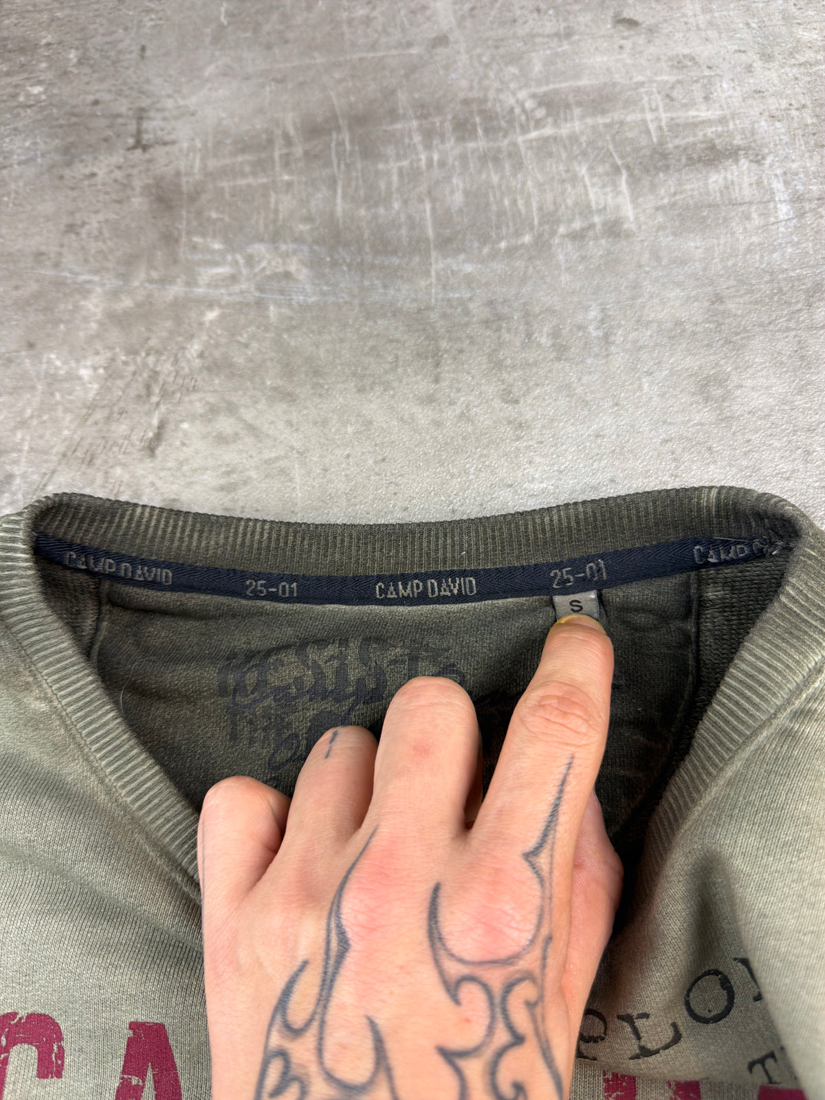 Camp David Arctic Ice "Find Your North" Embossed Crewneck Sweatshirt - Washed Khaki – Ansicht 7