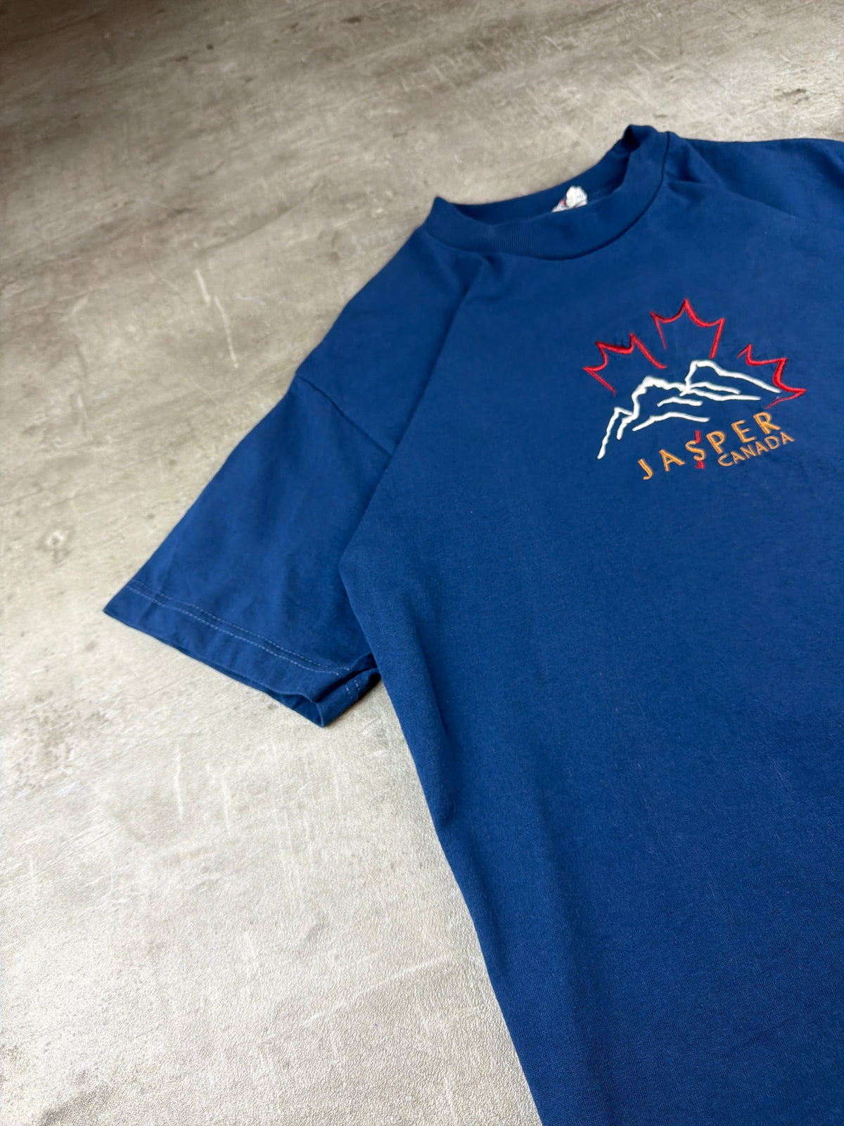 Alstyle Vintage "Jasper Canada" Embroidered Tee - Navy Blue / Red – Ansicht 3
