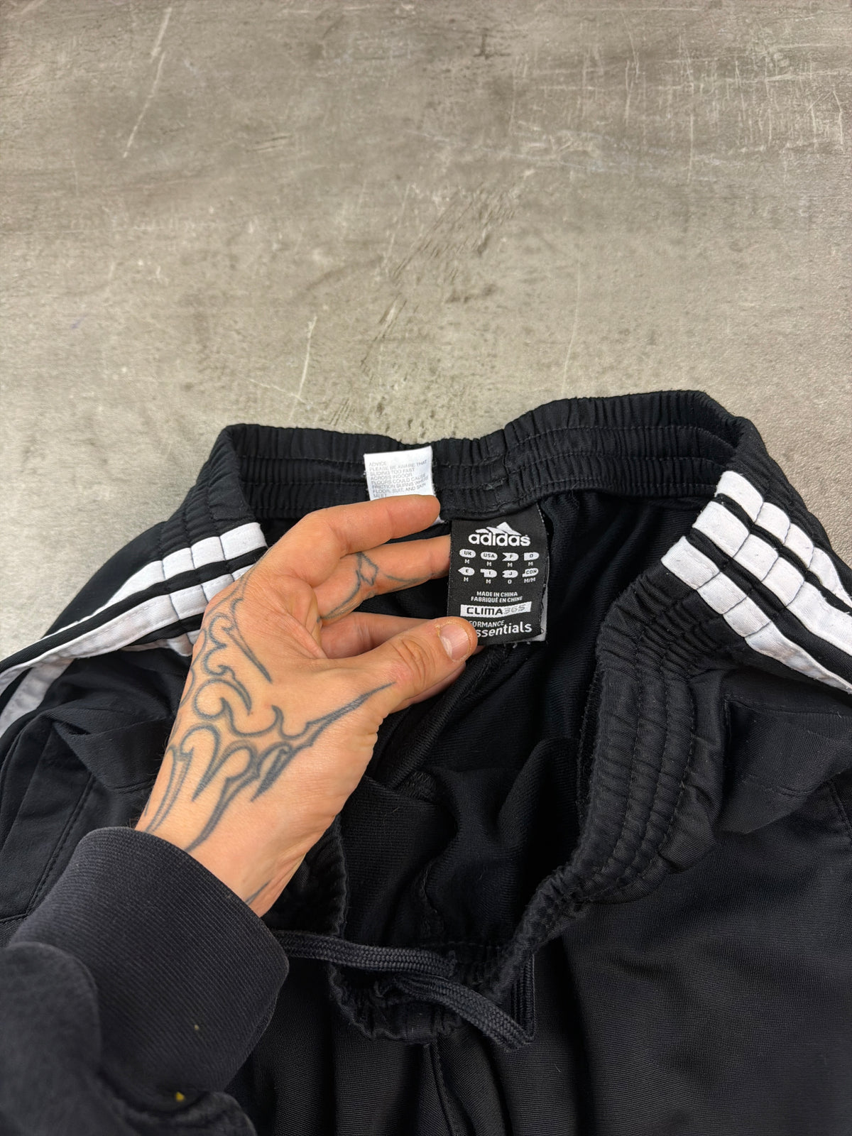 Adidas Y2K Three-Stripes Baggy Trackpants - Black / White – Ansicht 6
