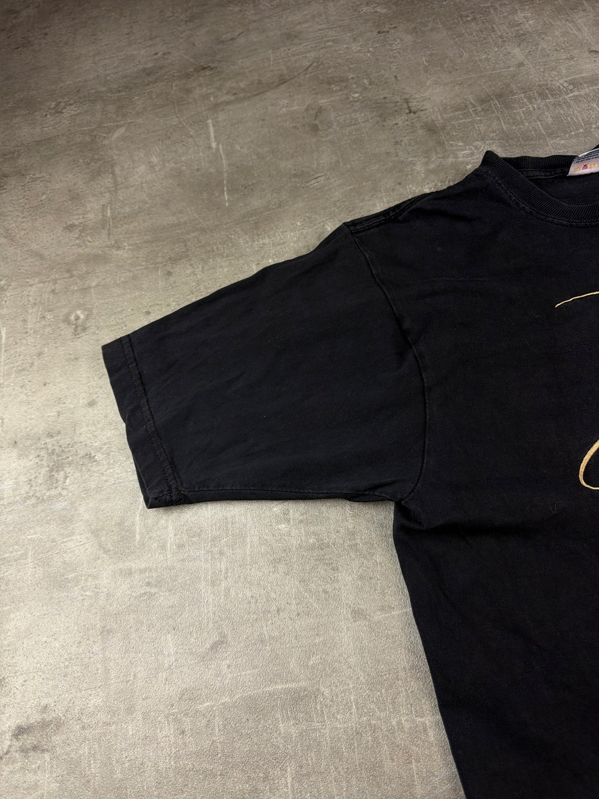 Cityscape Vintage "Canada Victoria" Embroidered Polar Bear Tee - Washed Black / Gold – Ansicht 5