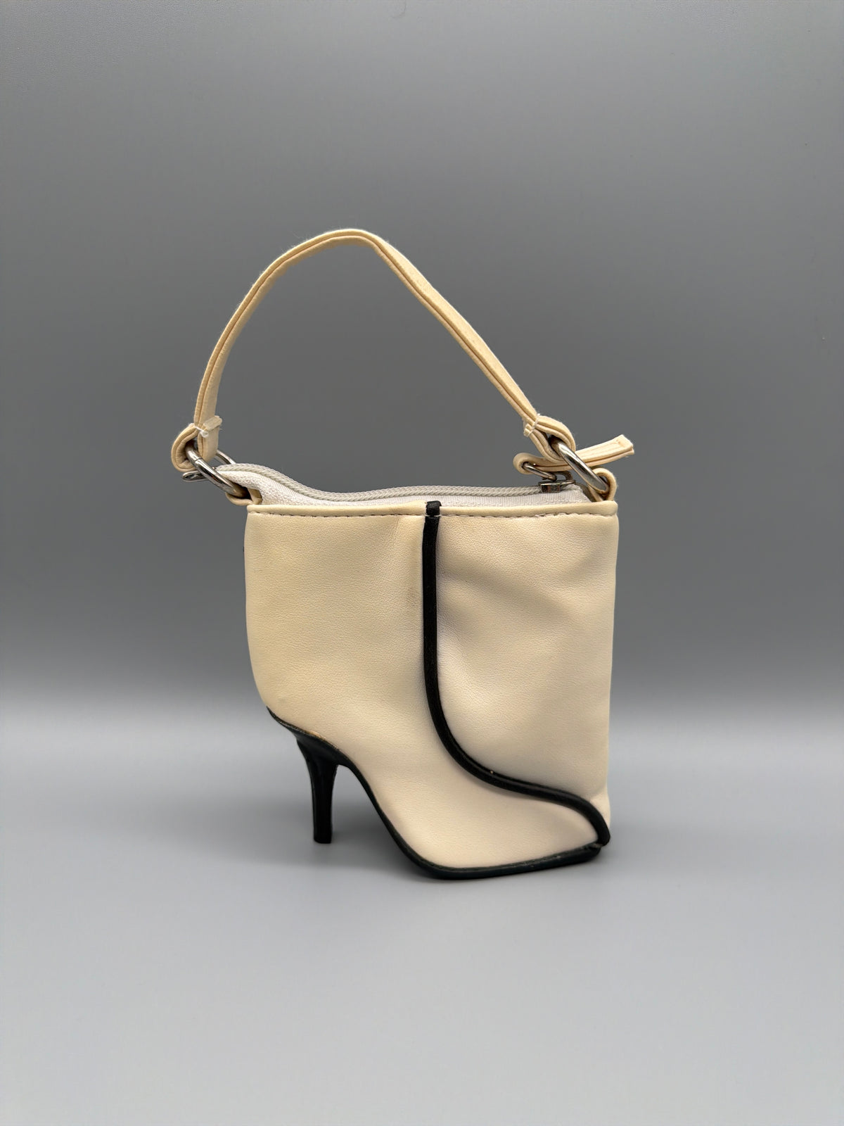 Vintage Y2K Mini Heeled Boot Shaped Bag - Cream / Black – Ansicht 2