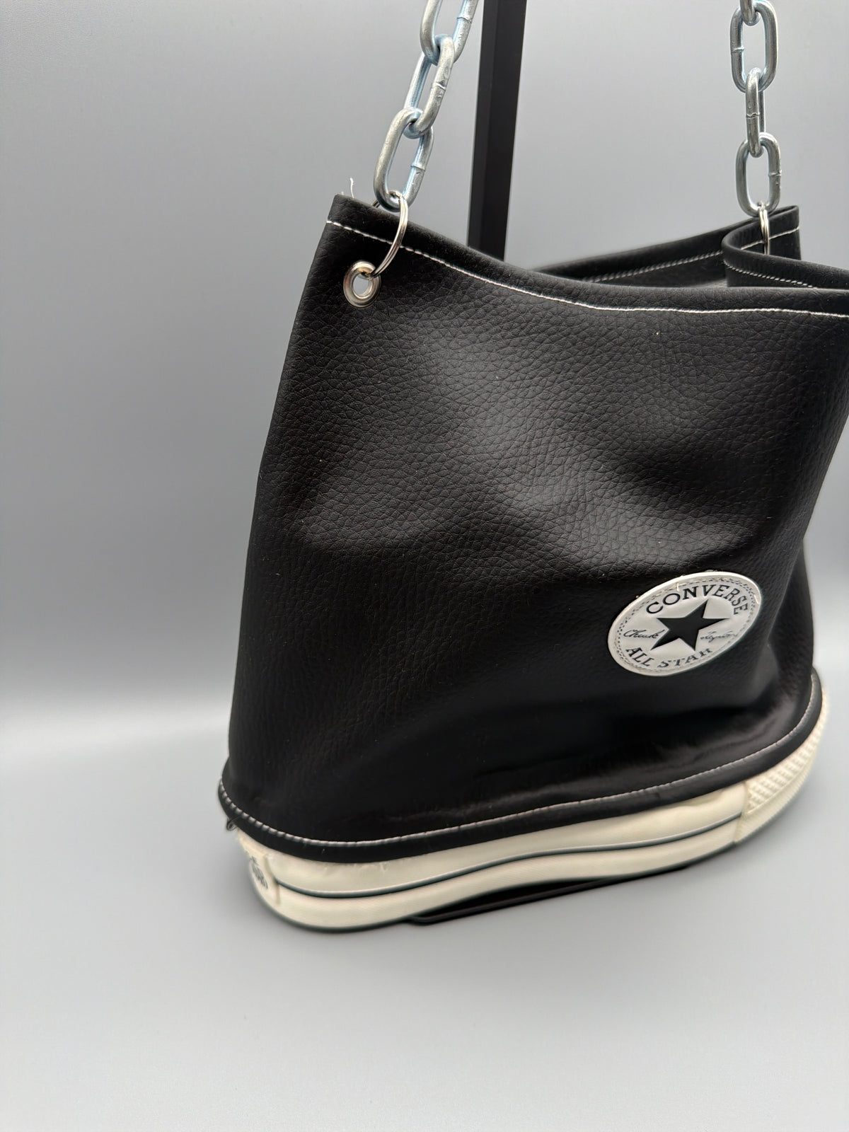 Haderlump Atelier Berlin Custom Converse "All Star" Sneaker Shoulder Bag - Black – Ansicht 3