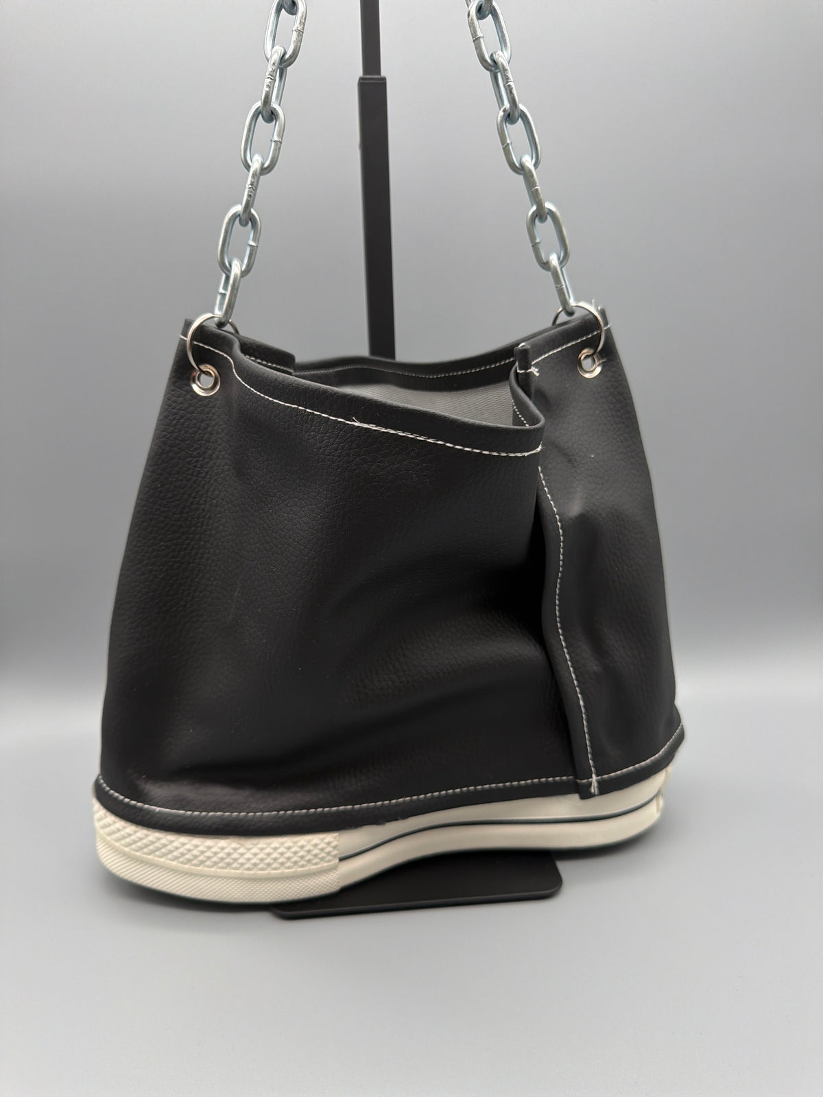 Haderlump Atelier Berlin Custom Converse "All Star" Sneaker Shoulder Bag - Black – Ansicht 6